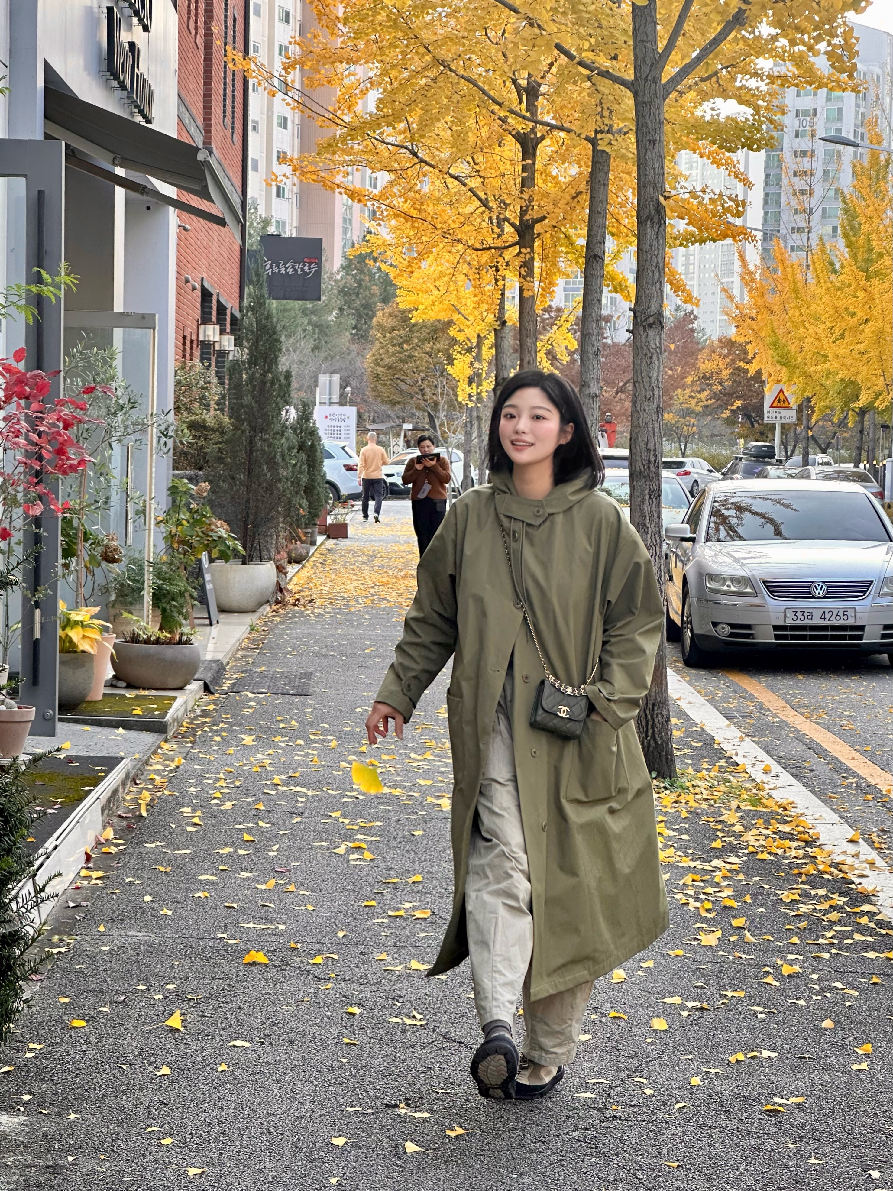 Keen x Hiking Patrol Jasper Rocks SP Sneakers Cuban Beige, Chanel Clutch with Chain Grained Calfskin & Gold Black 착용 스타일 - 1