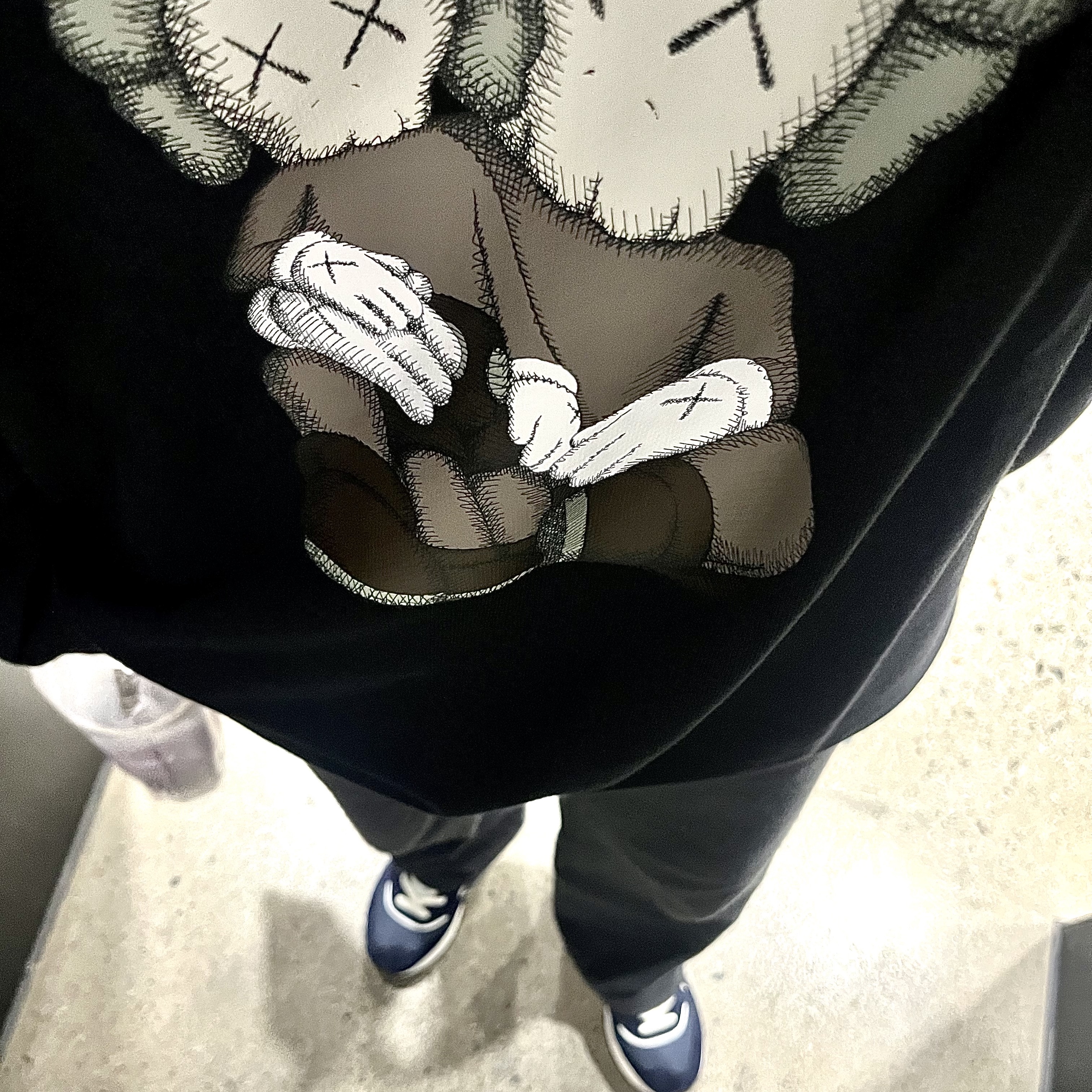 Uniqlo UT x Kaws Long Sleeve Sweatshirt Black, New Balance 574 Legacy Navy 착용 스타일