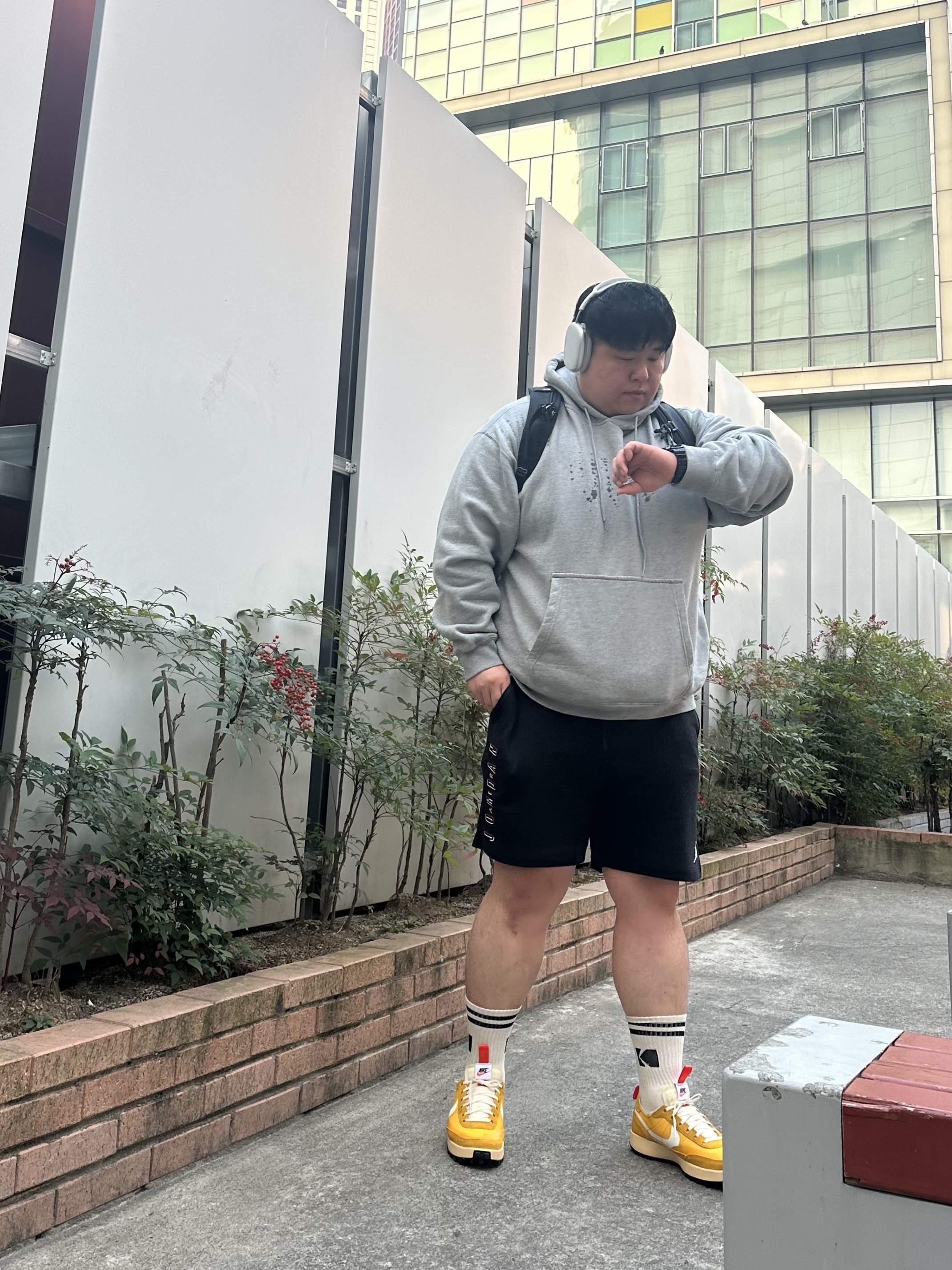 Apple AirPods Max Lightning Silver (Korean Ver.), Nike x Stussy NRG RA Pullover Hoodie Dark Grey Heather (DJ9488-063) 착용 스타일 - 1