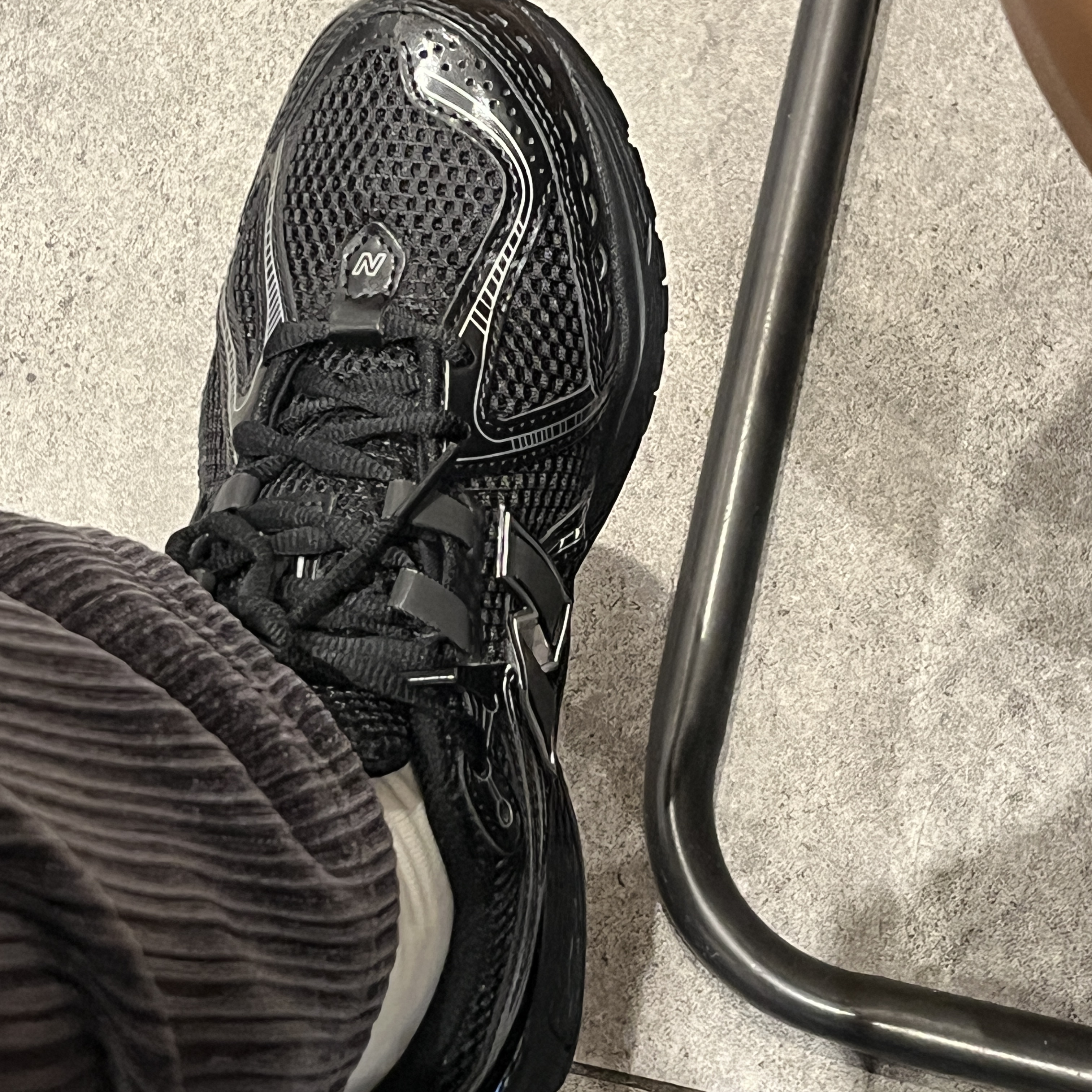 New Balance 1906R Black Silver Metallic 착용 스타일 - 1