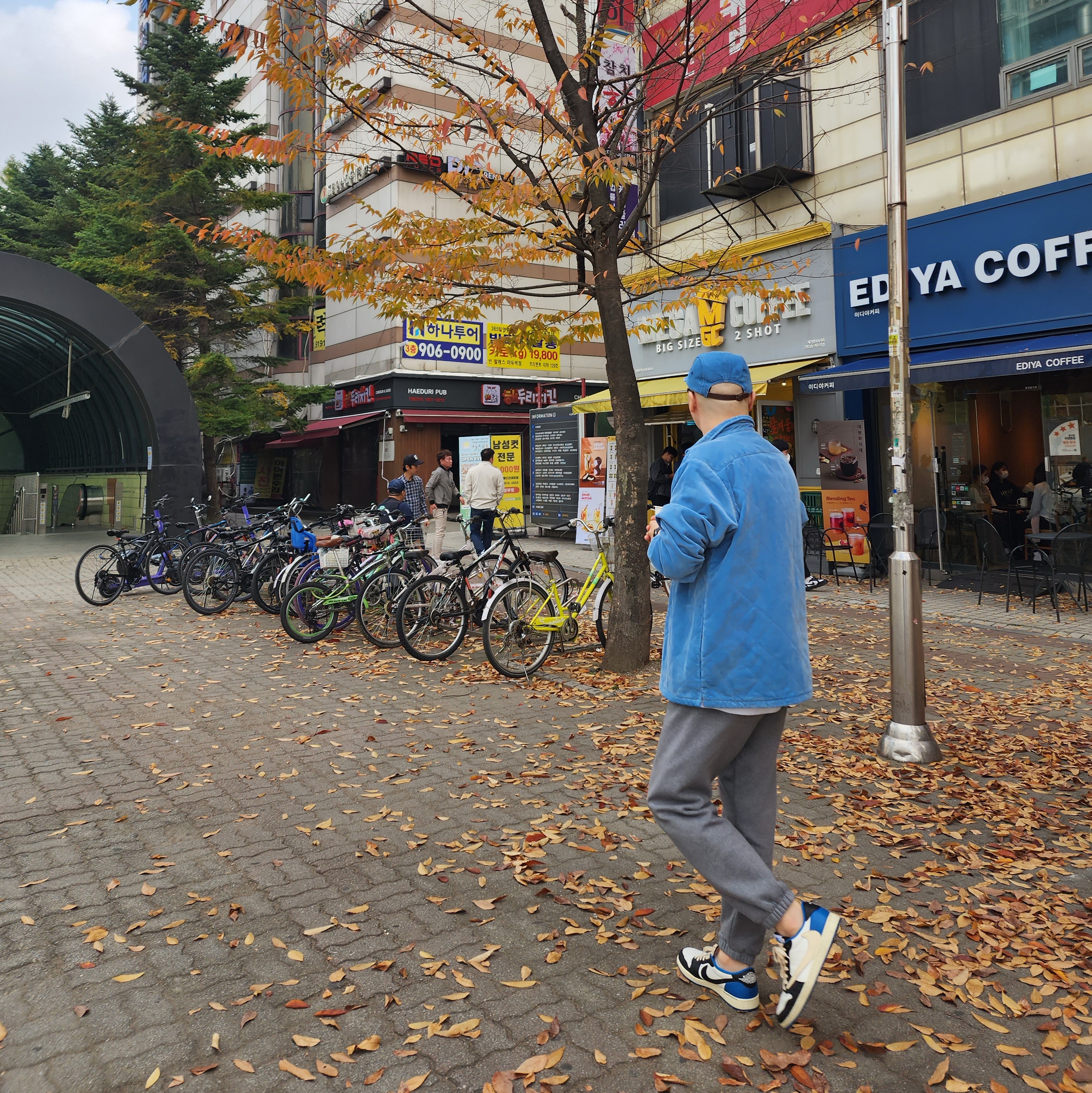Supreme Quilted Corduroy Shirt Slate Blue - 22FW, Supreme Washed Chino Twill Camp Cap Denim - 23FW 착용 스타일