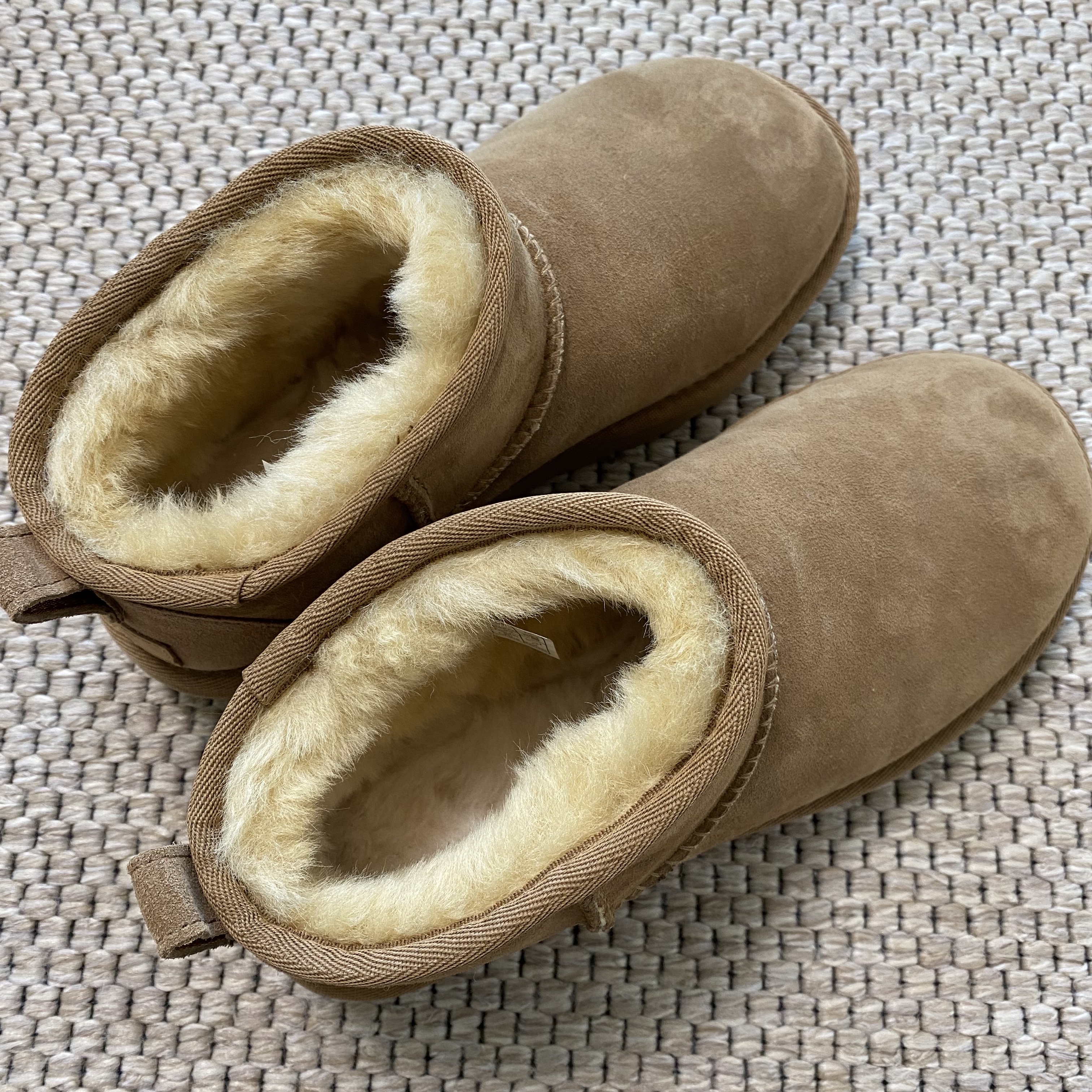 (W) UGG Classic Ultra Mini Boots Chestnut 착용 스타일 - 2