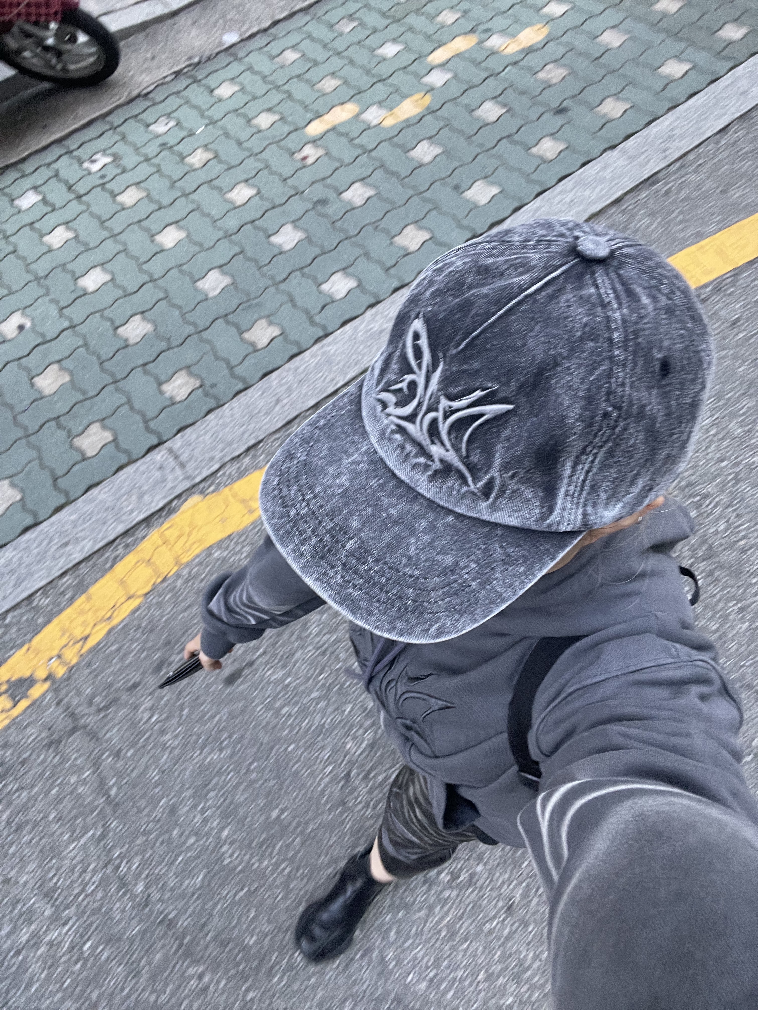 BLR Embroidery Cap Grey 착용 스타일