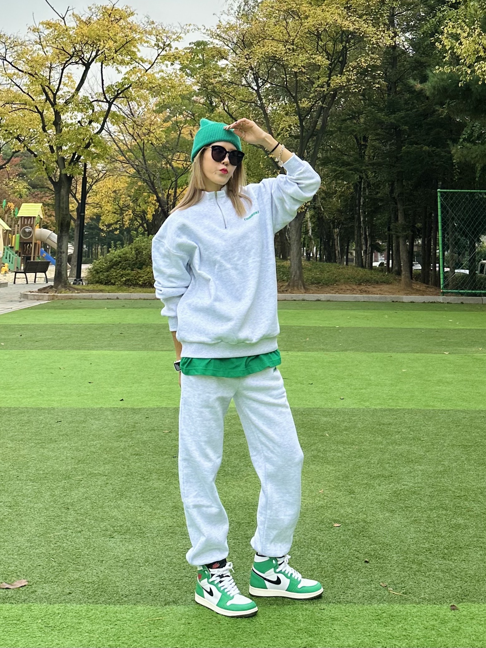(W) Jordan 1 Retro High OG Lucky Green, Apple AirPods Max Lightning Silver (Korean Ver.) 착용 스타일 - 1