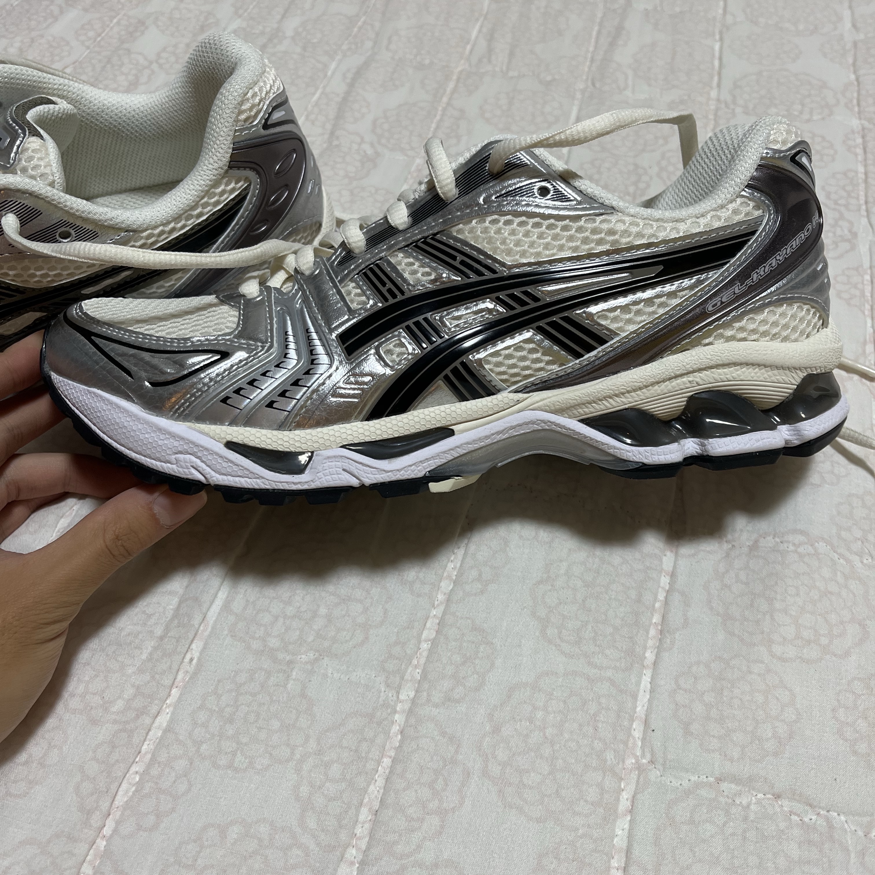 Asics Gel-Kayano 14 Cream Black 착용 스타일 - 3