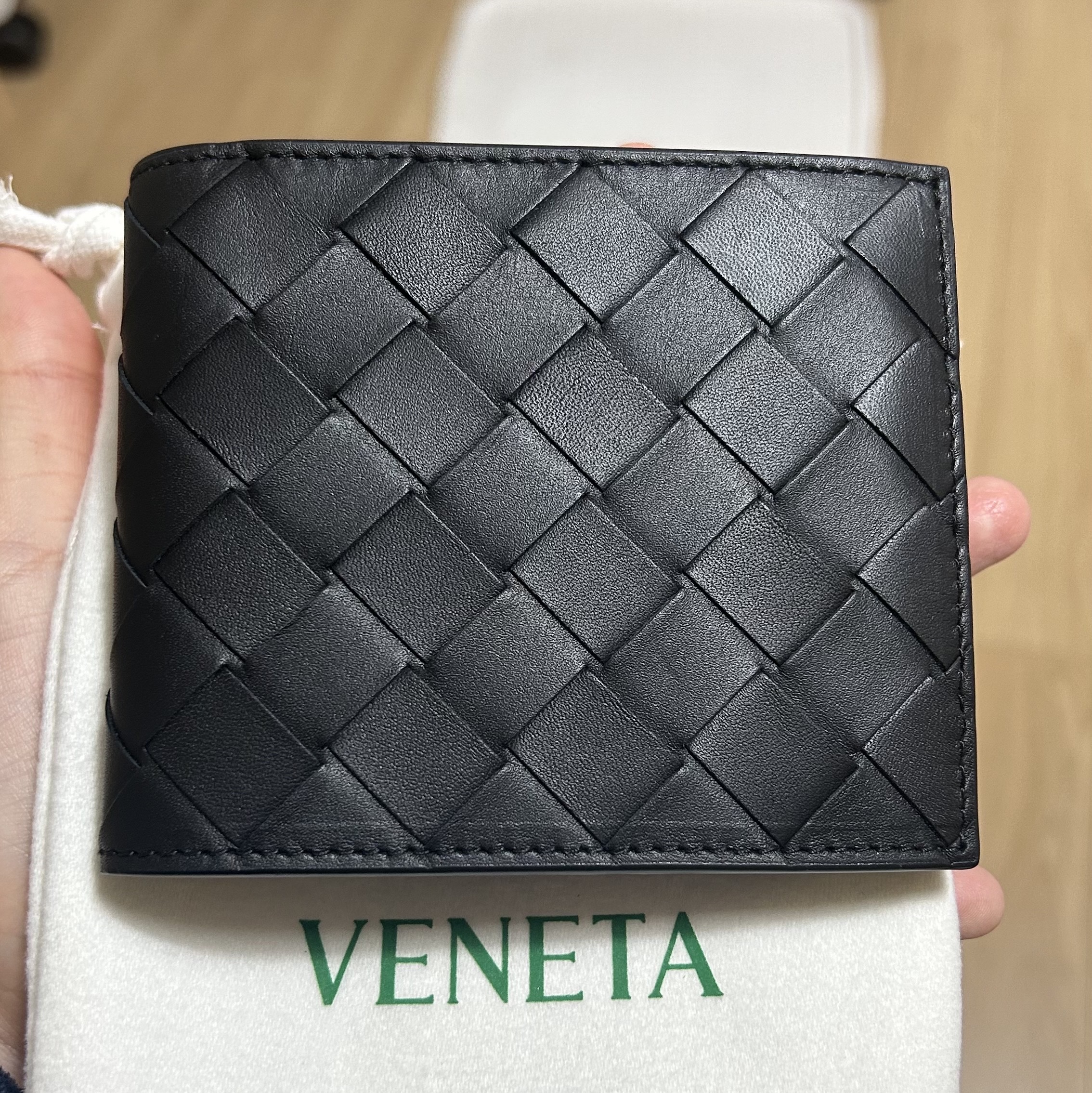Bottega Veneta Bi-Fold Wallet Black 착용 스타일