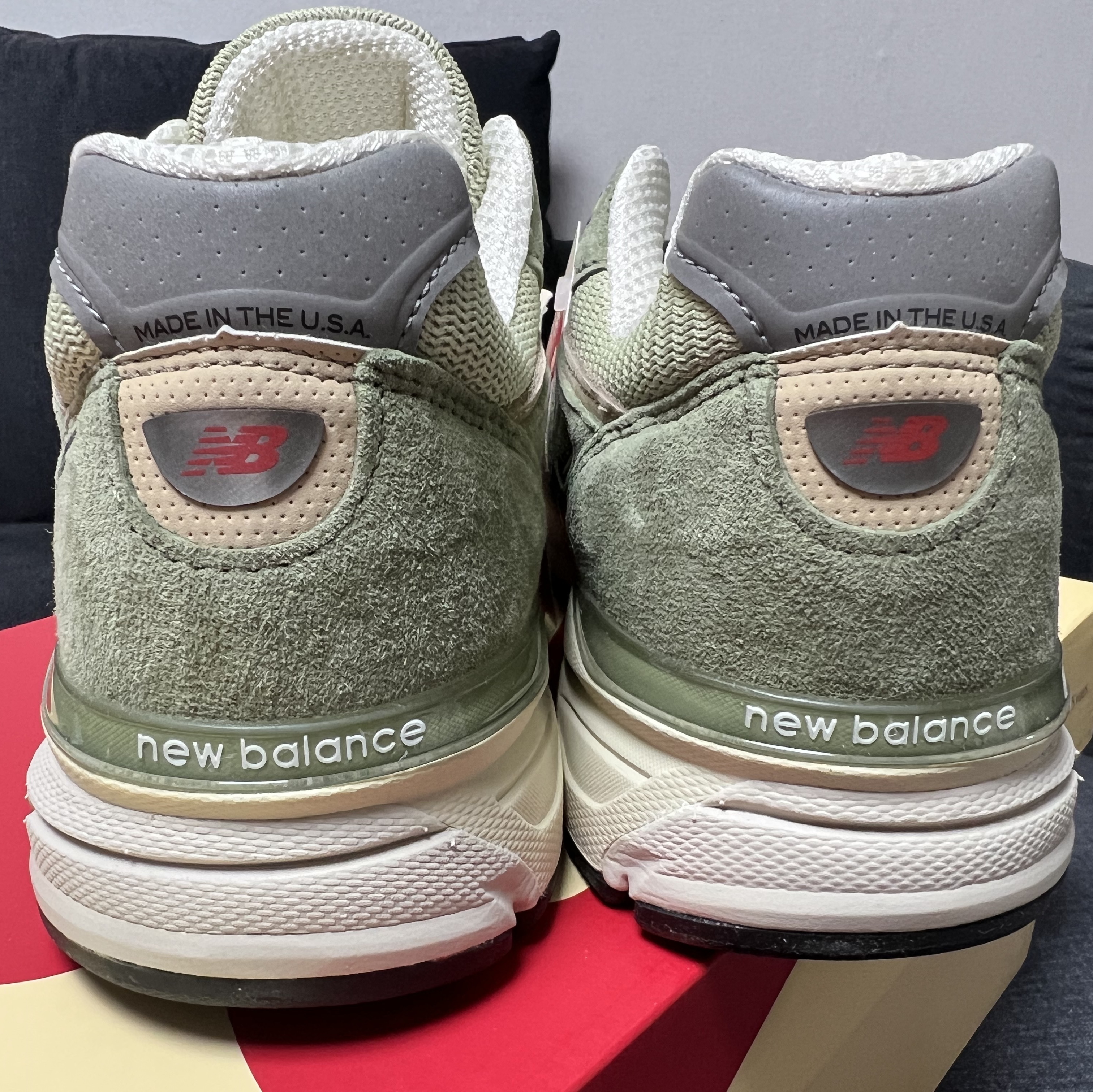 New Balance 990v4 Made in USA Olive Incense 착용 스타일 - 3