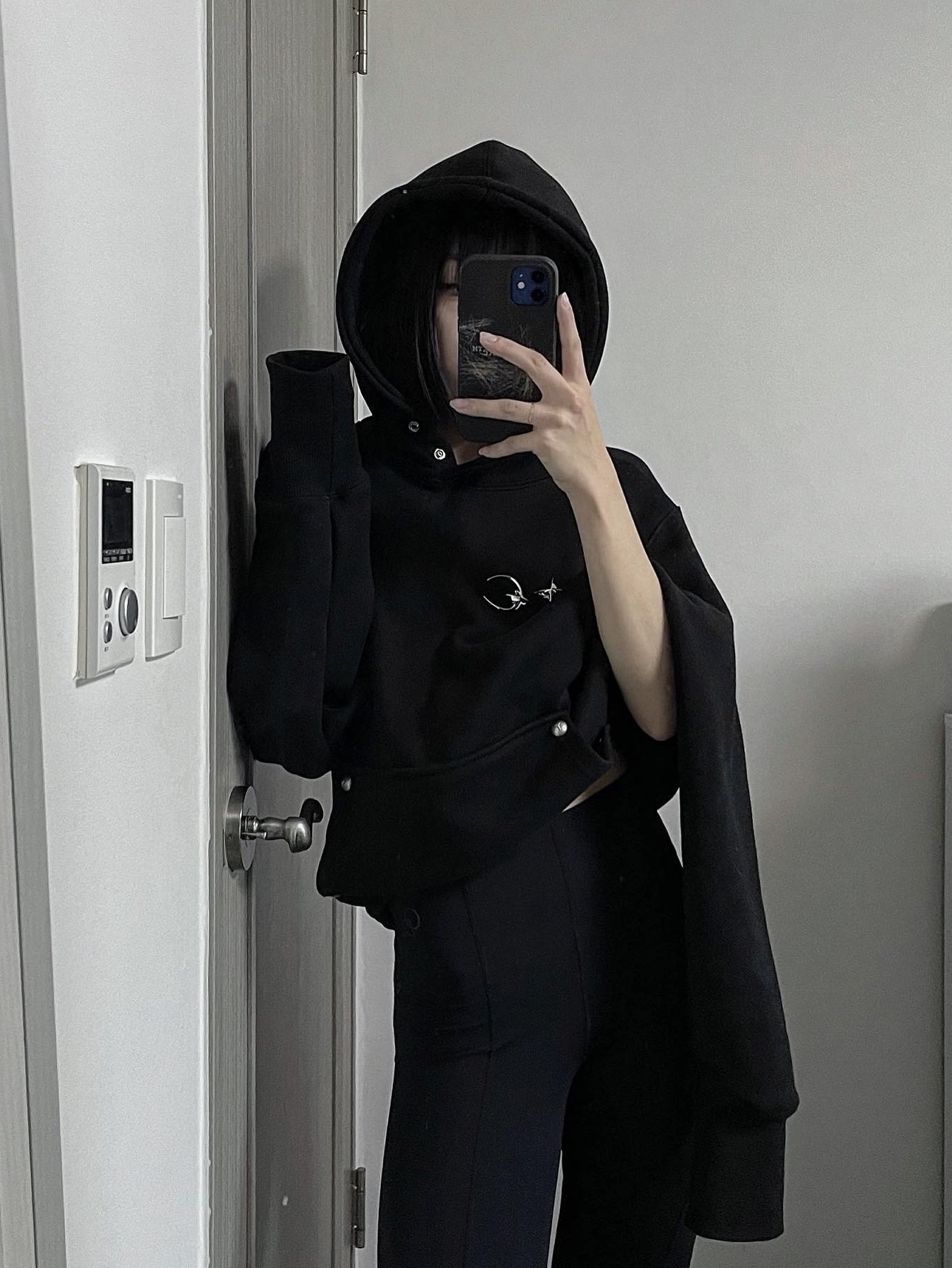 Thug Club Armor Hoodie Black 착용 스타일 - 2