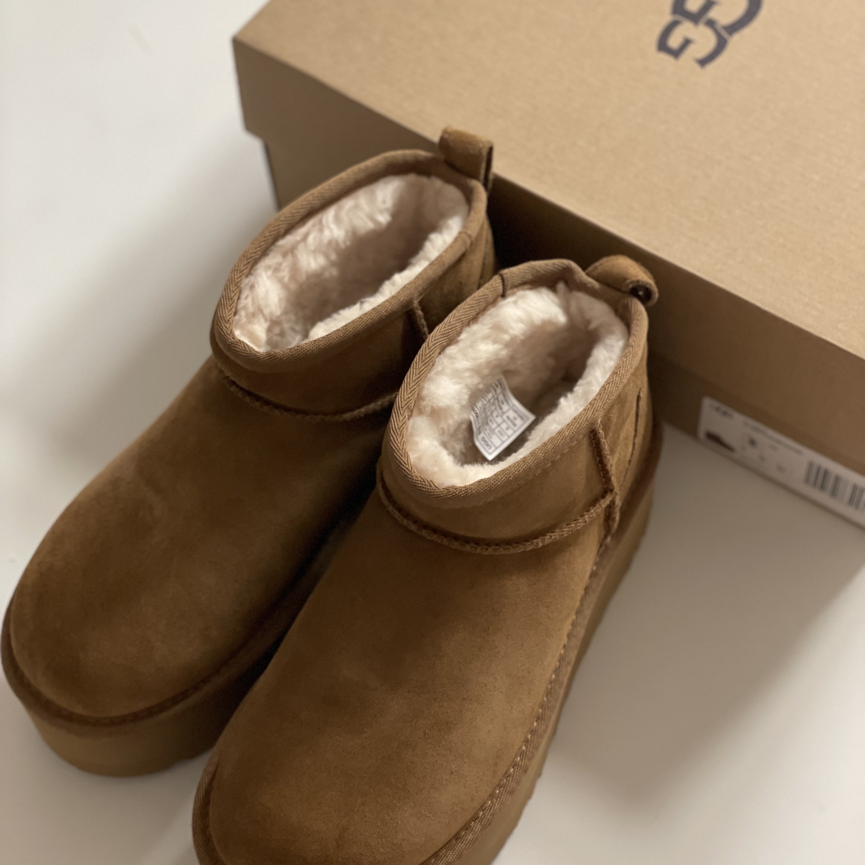 (W) UGG Classic Ultra Mini Platform Boots Chestnut 착용 스타일 - 1