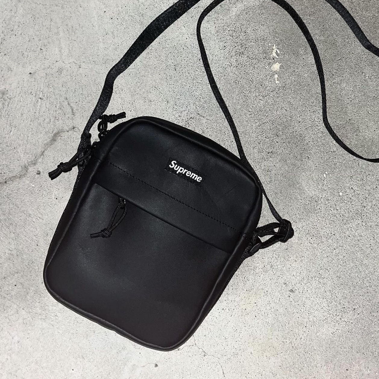 Supreme Leather Shoulder Bag Black - 23FW 착용 스타일 - 2