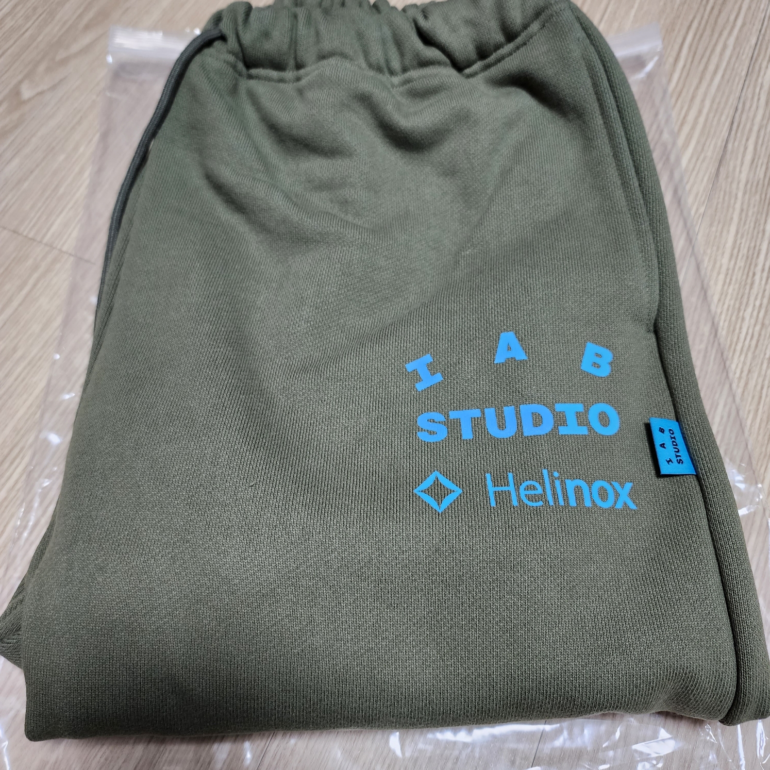 IAB Studio x Helinox Sweatpants Leaf Green 착용 스타일