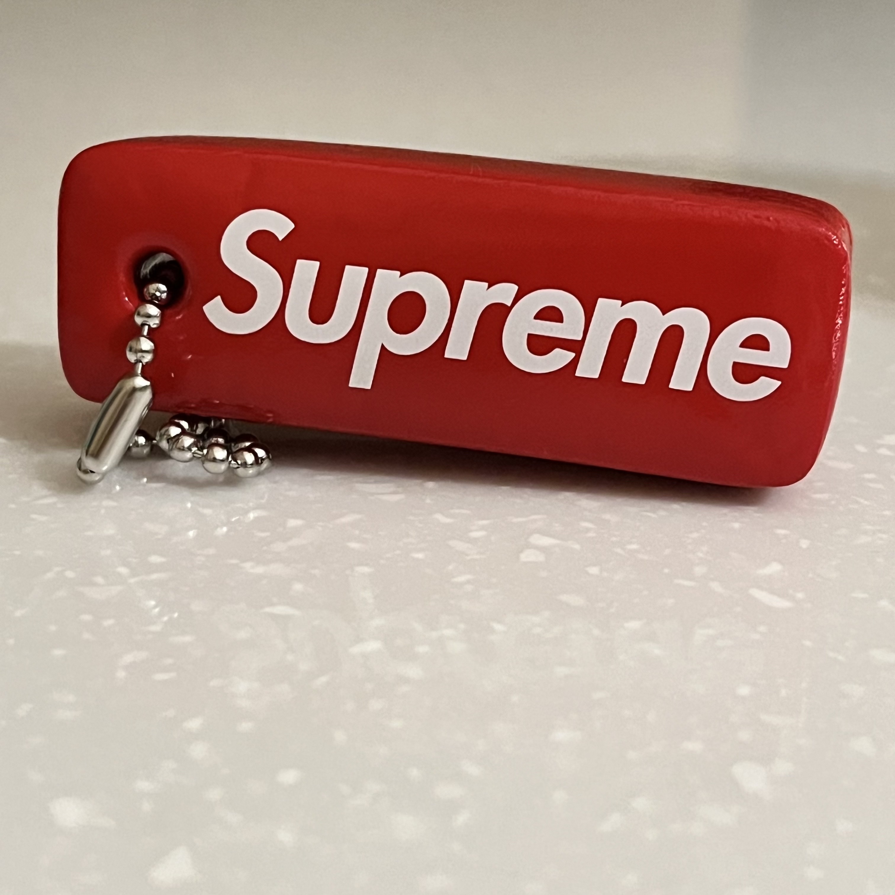 Supreme Floating Keychain Red - 23FW 착용 스타일