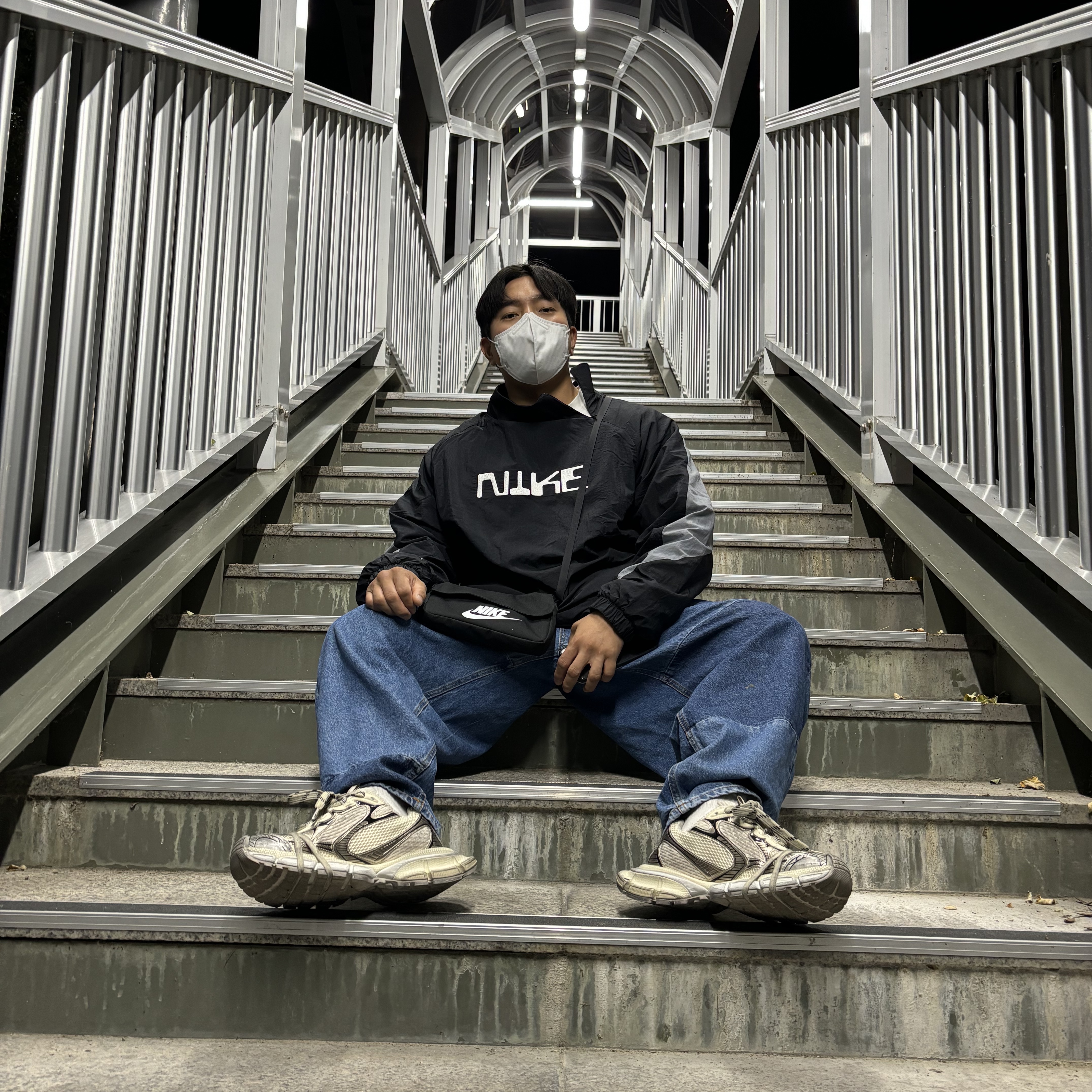 Balenciaga 3XL Sneakers Beige, Zara x Ader Error Barrel Leg Jeans Blue 착용 스타일 - 2