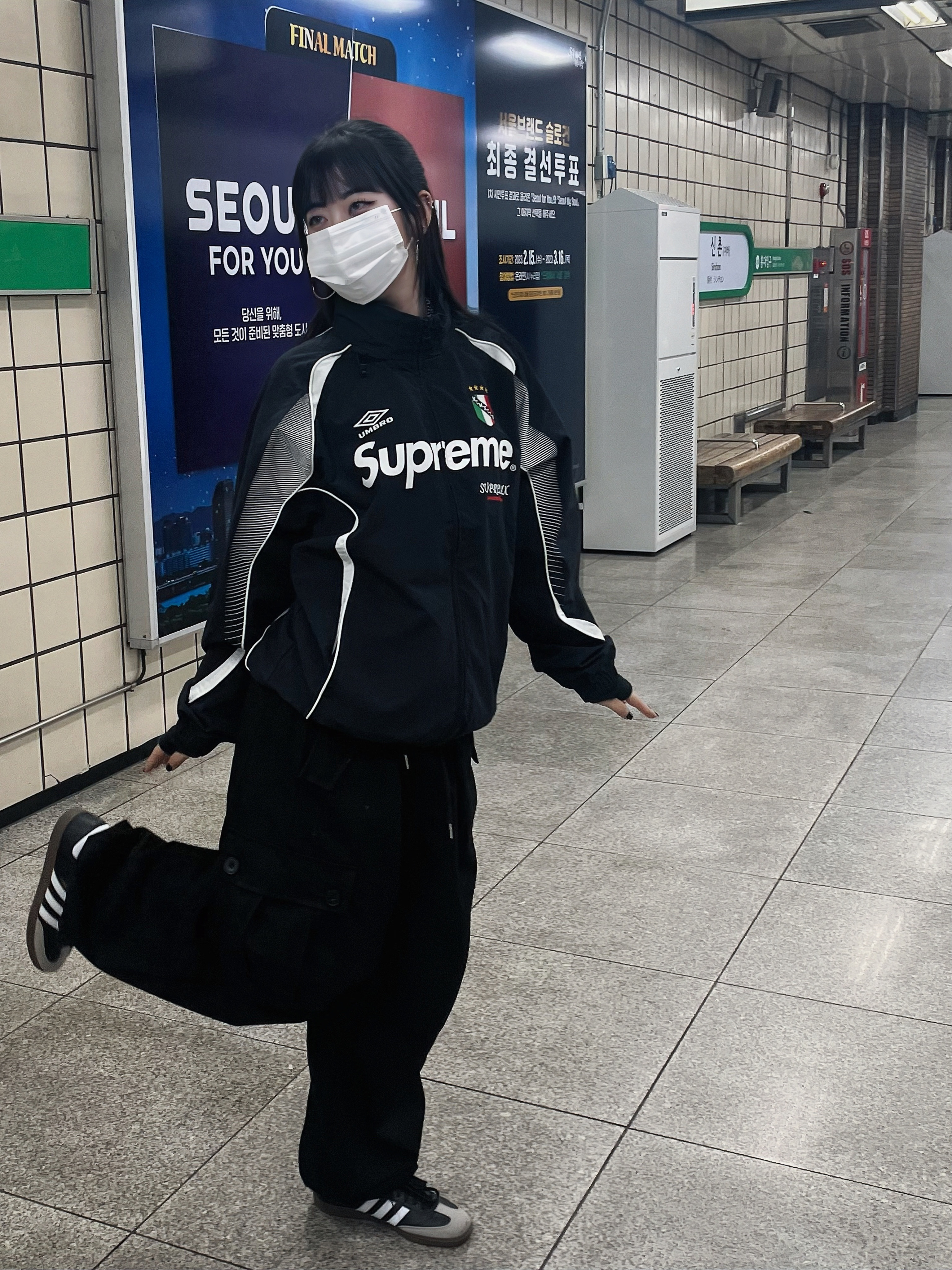 Supreme x Umbro Track Jacket Black - 22SS, Adidas Samba Vegan Black White 착용 스타일 - 1
