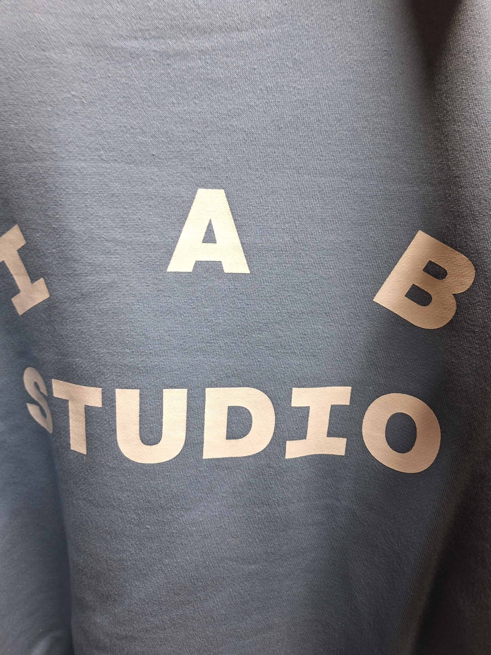 IAB Studio Crewneck Sky Blue 착용 스타일