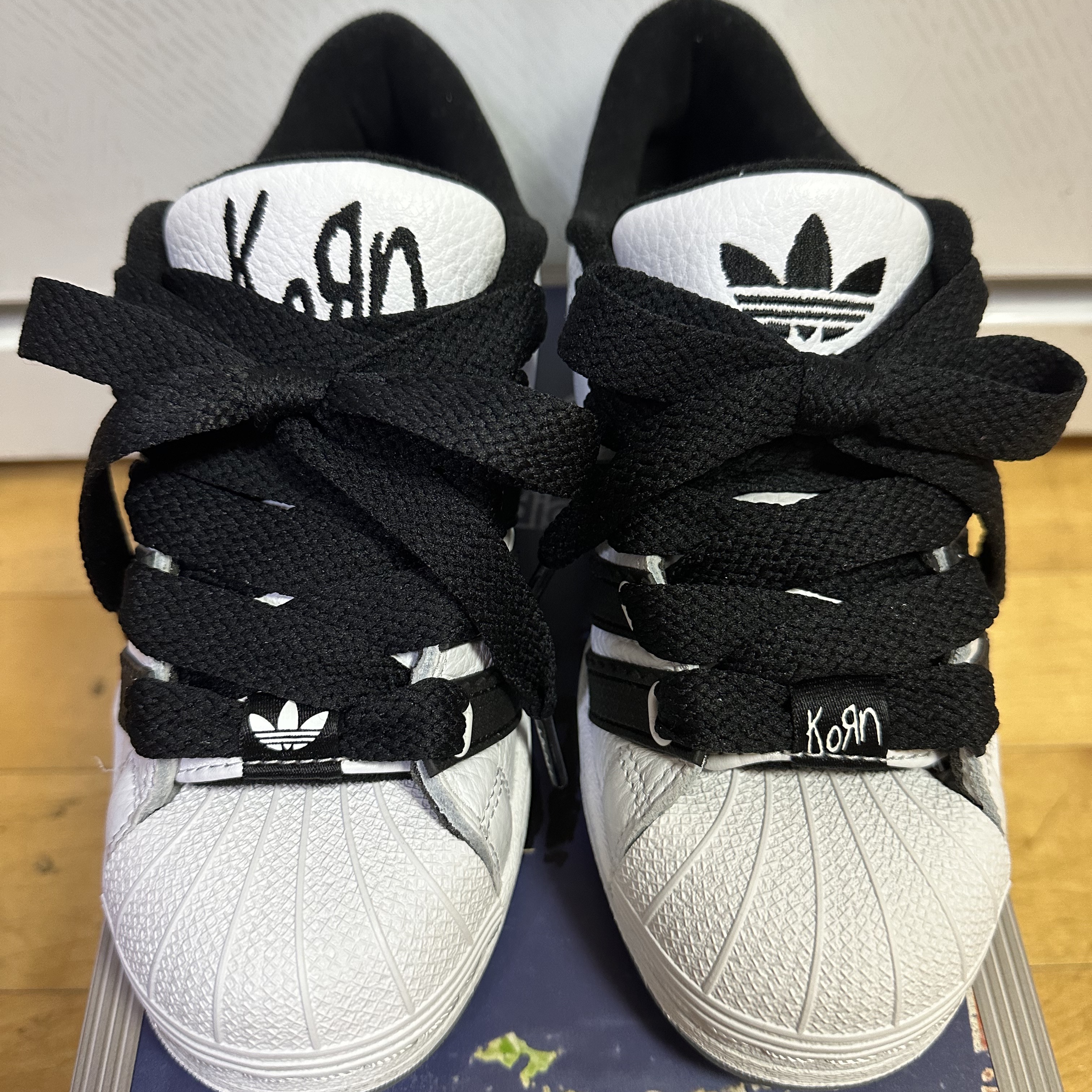 Adidas x KoRn Superstar Supermodified Cloud White Core Black 착용 스타일 - 4