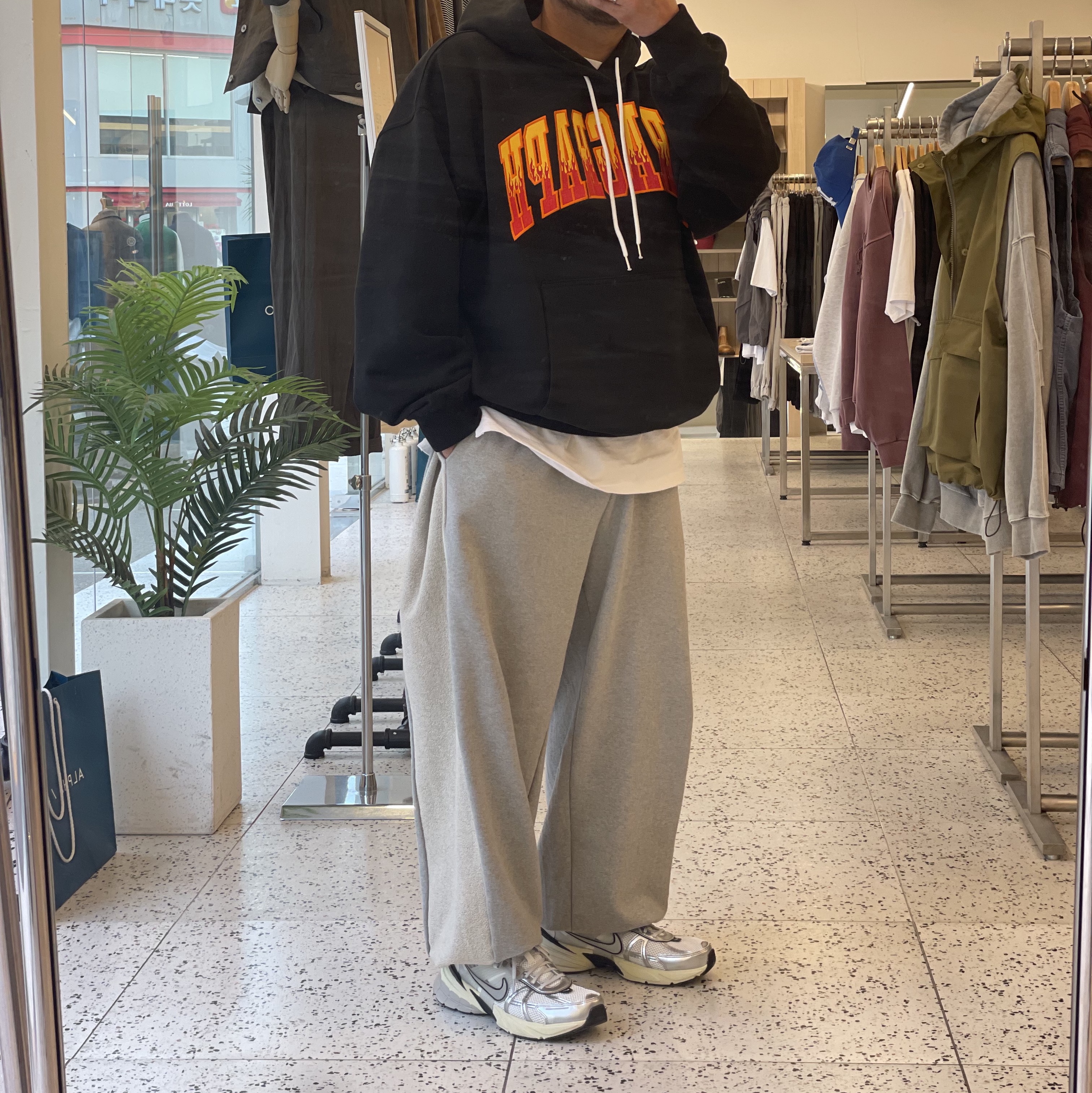 Nike V2K Run Summit White Metallic Silver 착용 스타일 - 2