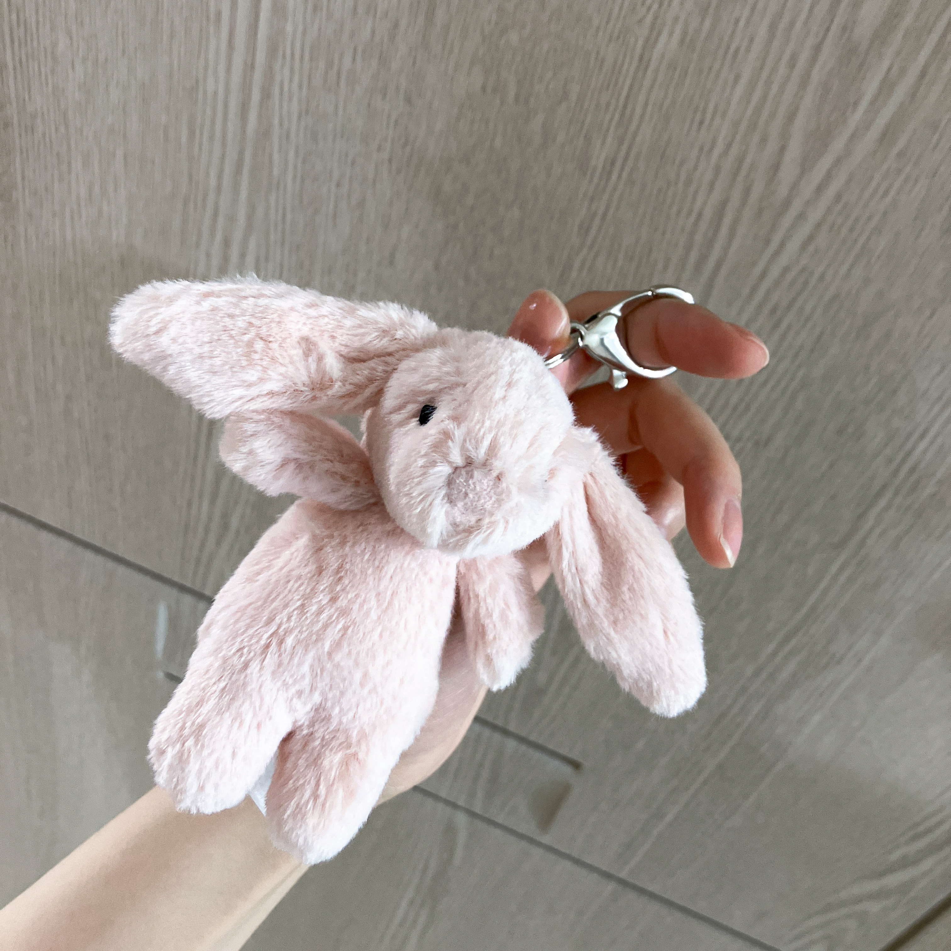 Jellycat Bashful Bunny Bag Charm Blush, Zara Rock Flap Shoulder Bag Ecru 착용 스타일 - 1