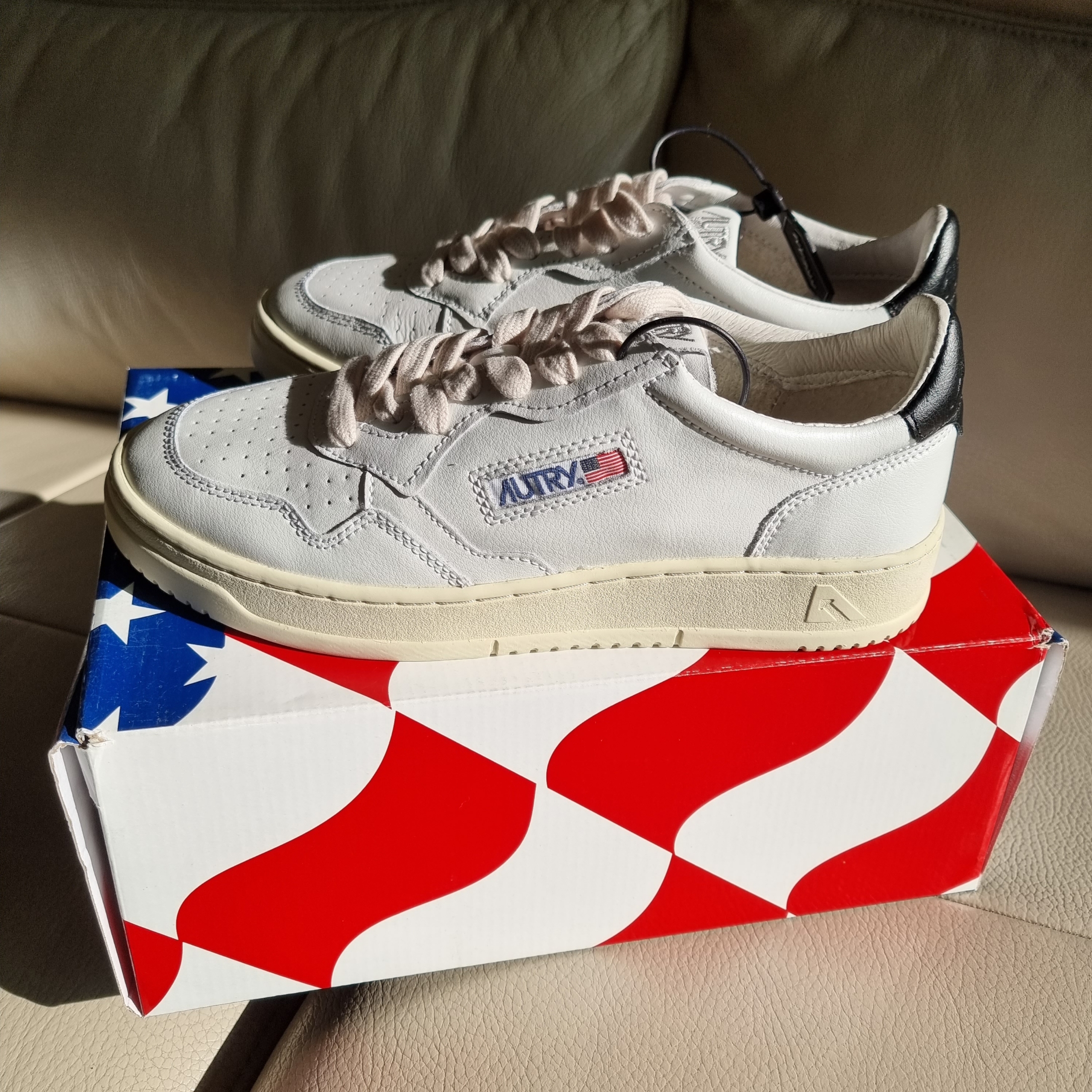 Autry Medalist Low Leather Sneakers White Black 착용 스타일 - 1