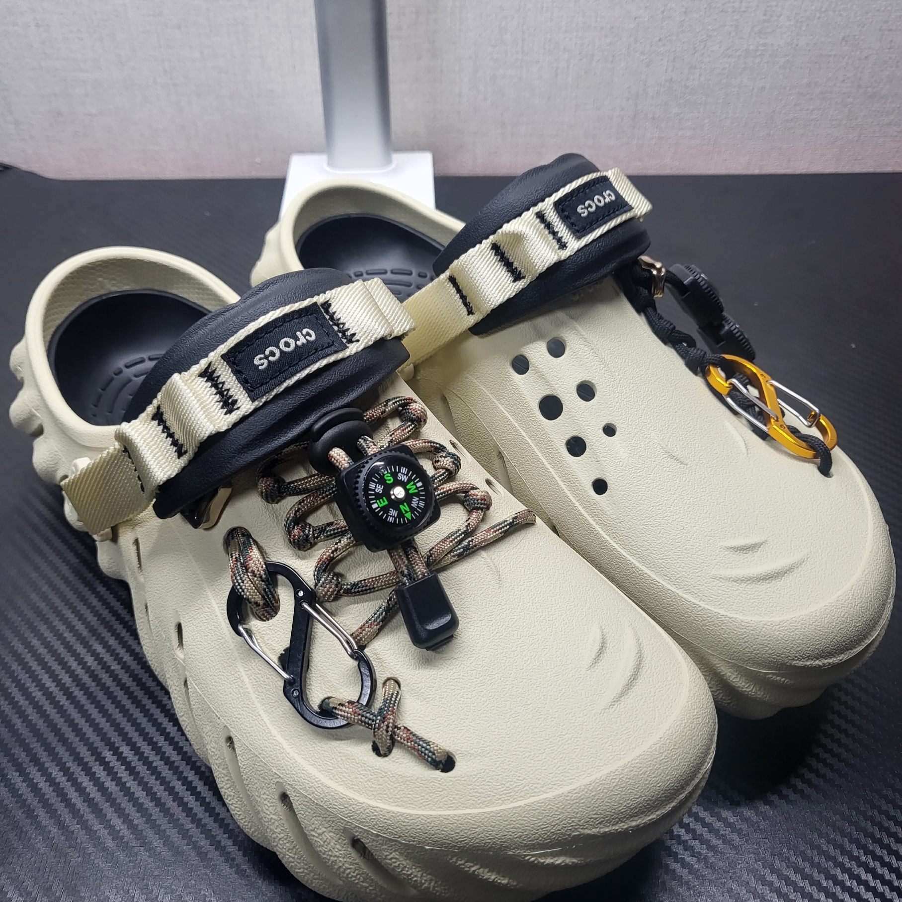Crocs Echo Clog Bone Black 착용 스타일 - 1