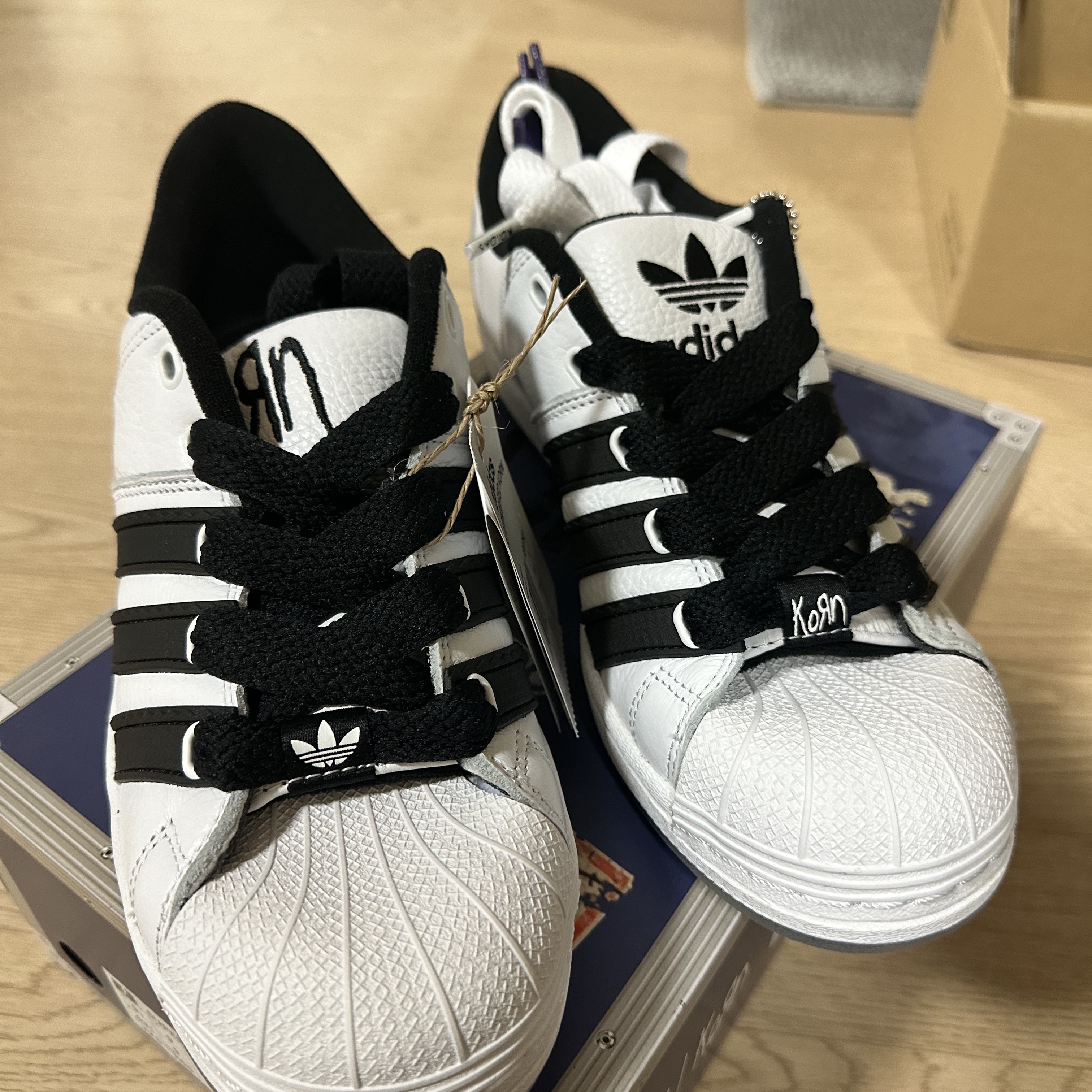 Adidas x KoRn Superstar Supermodified Cloud White Core Black 착용 스타일 - 3