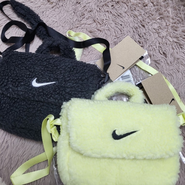 (Kids) Nike NSW Faux Fur Crossbody Bag Black, (Kids) Nike NSW Faux Fur Crossbody Bag Neon 착용 스타일 - 4