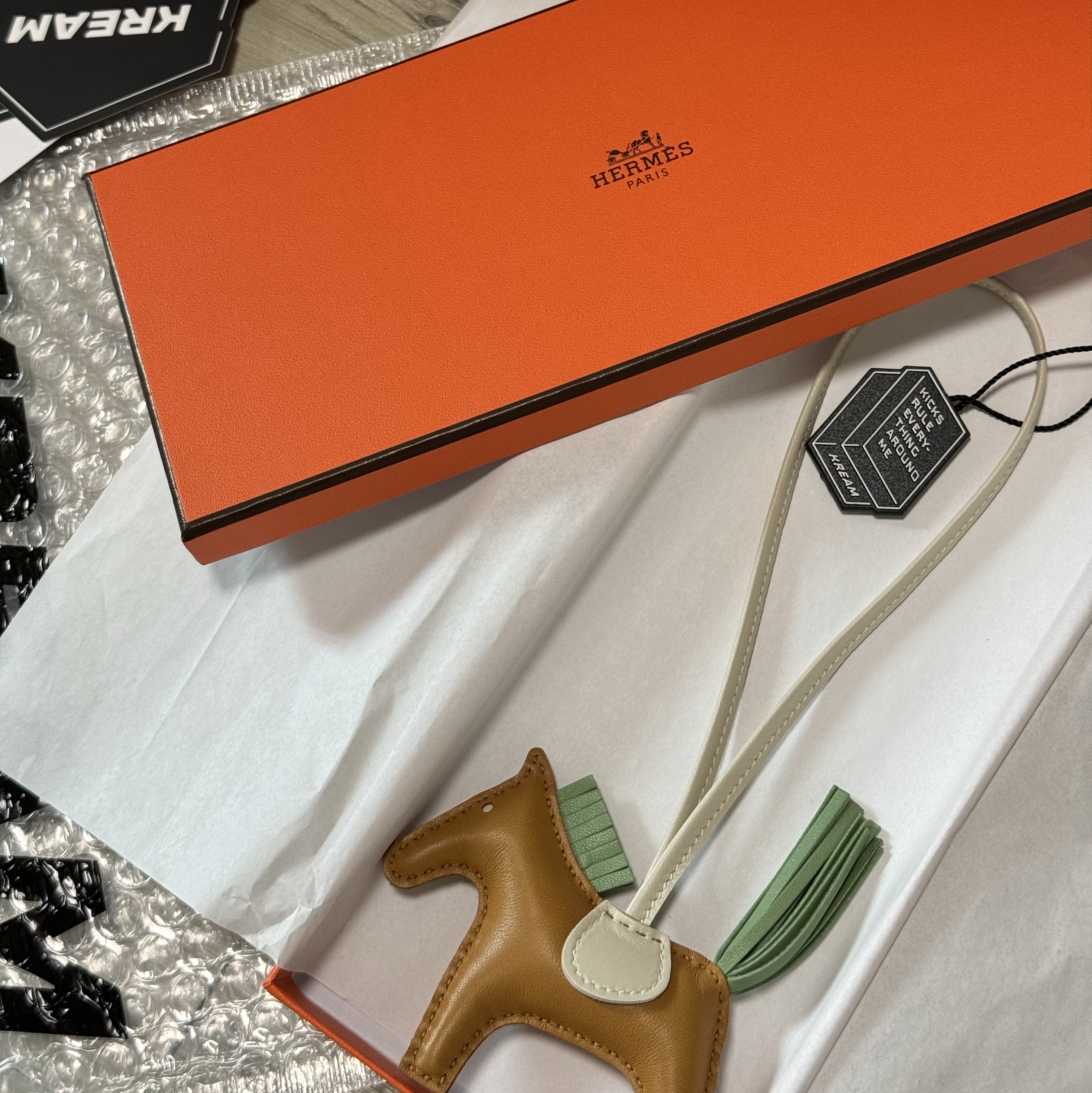 Hermes Rodeo PM Charm Milo & Sesame Vert Criquet Craie 착용 스타일 - 2