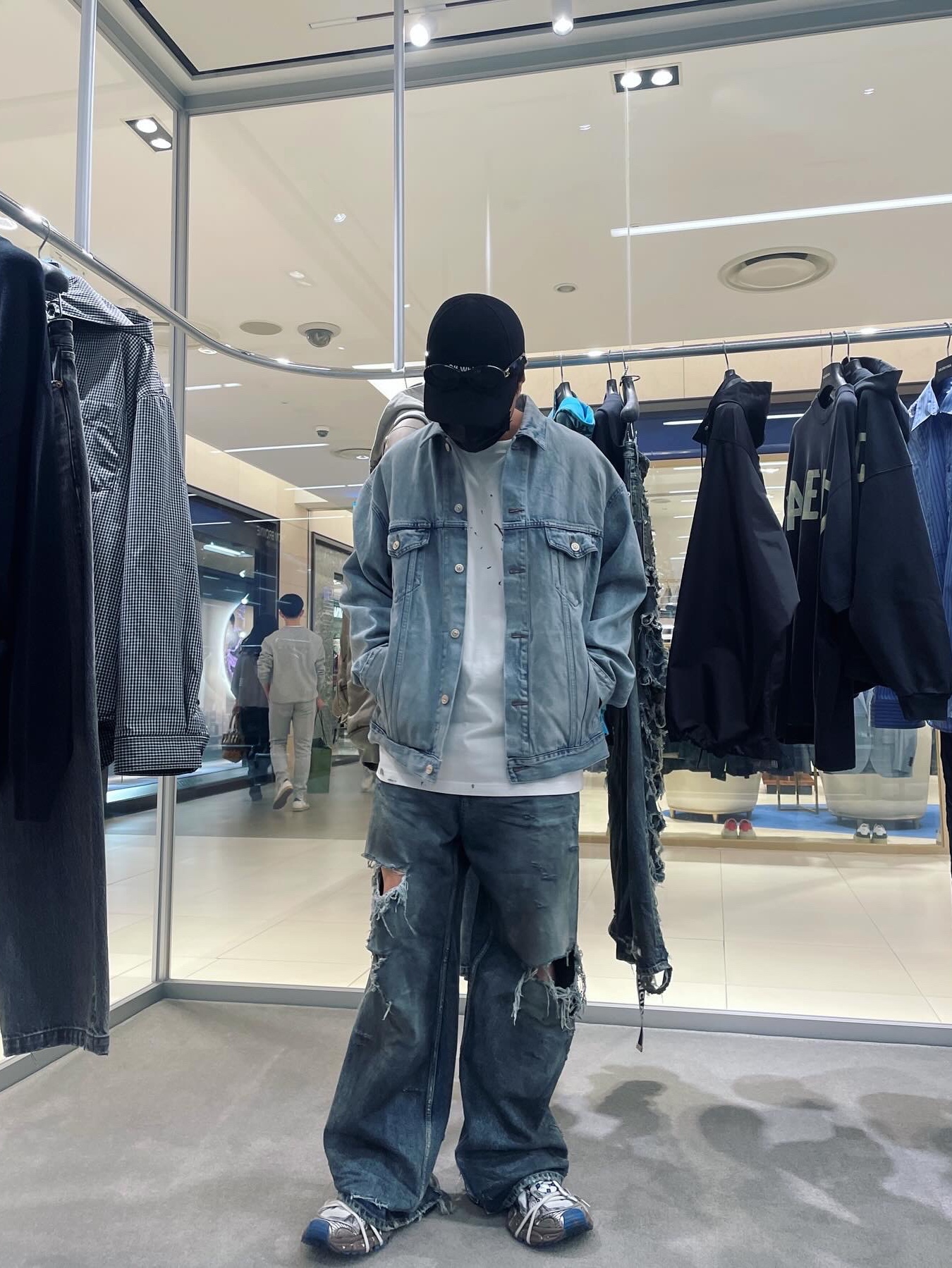 Balenciaga Baggy Pants Light Blue 착용 스타일 - 2