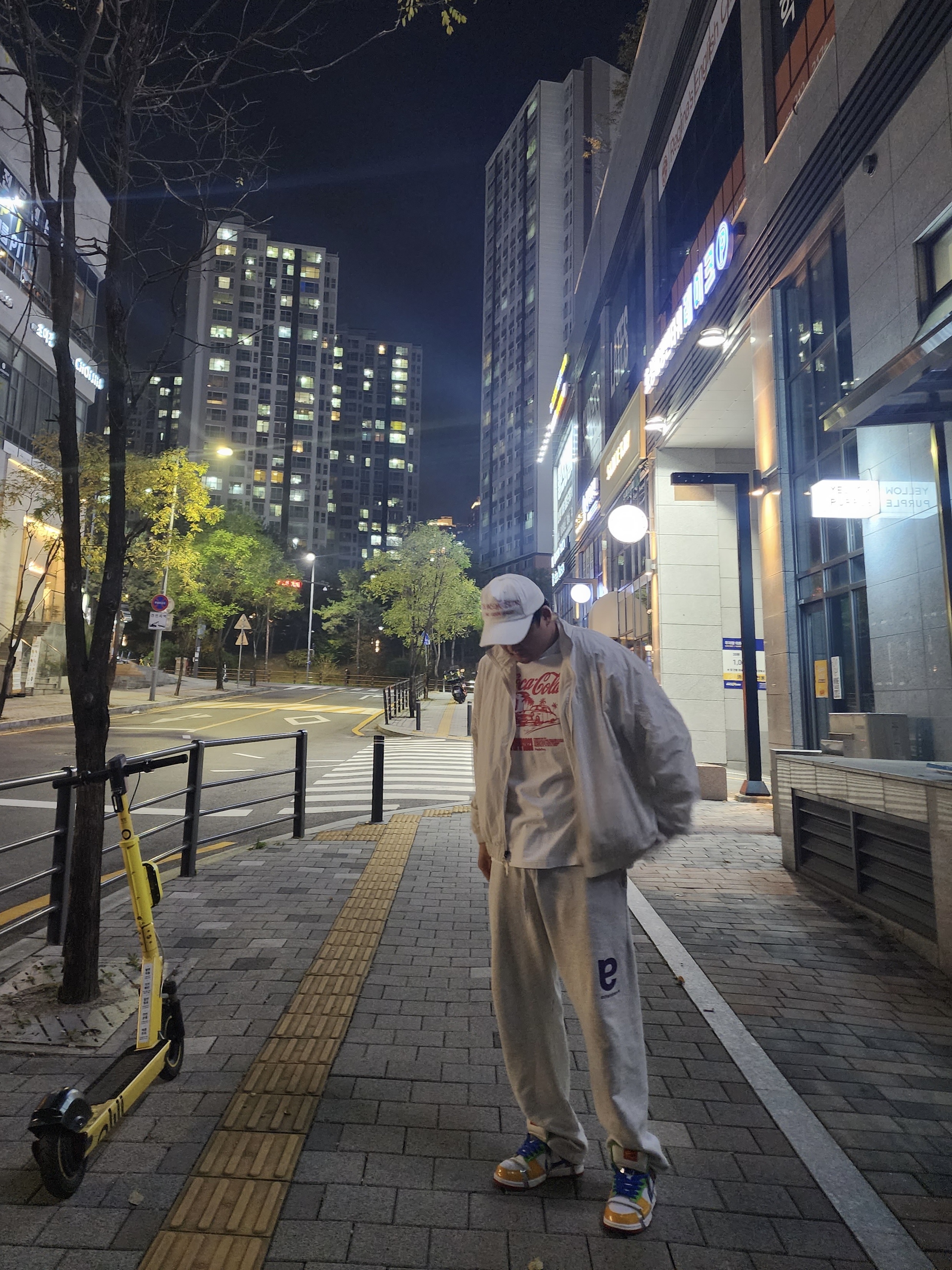 The Museum Visitor Art Design Studio Ball Cap White, Nike NRG Solo Swoosh Woven Track Jacket Phantom White - Asia 착용 스타일 - 3