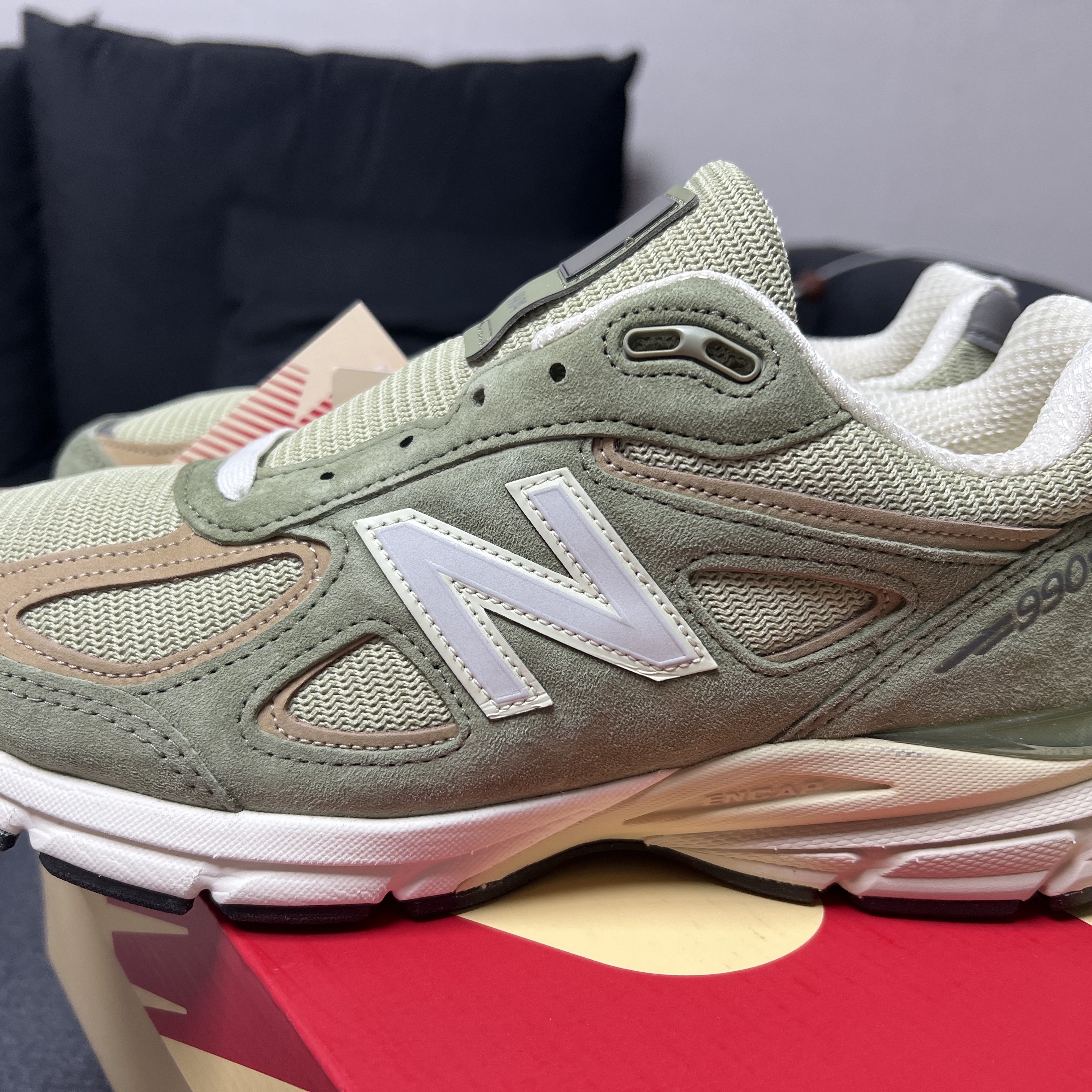 New Balance 990v4 Made in USA Olive Incense 착용 스타일 - 2