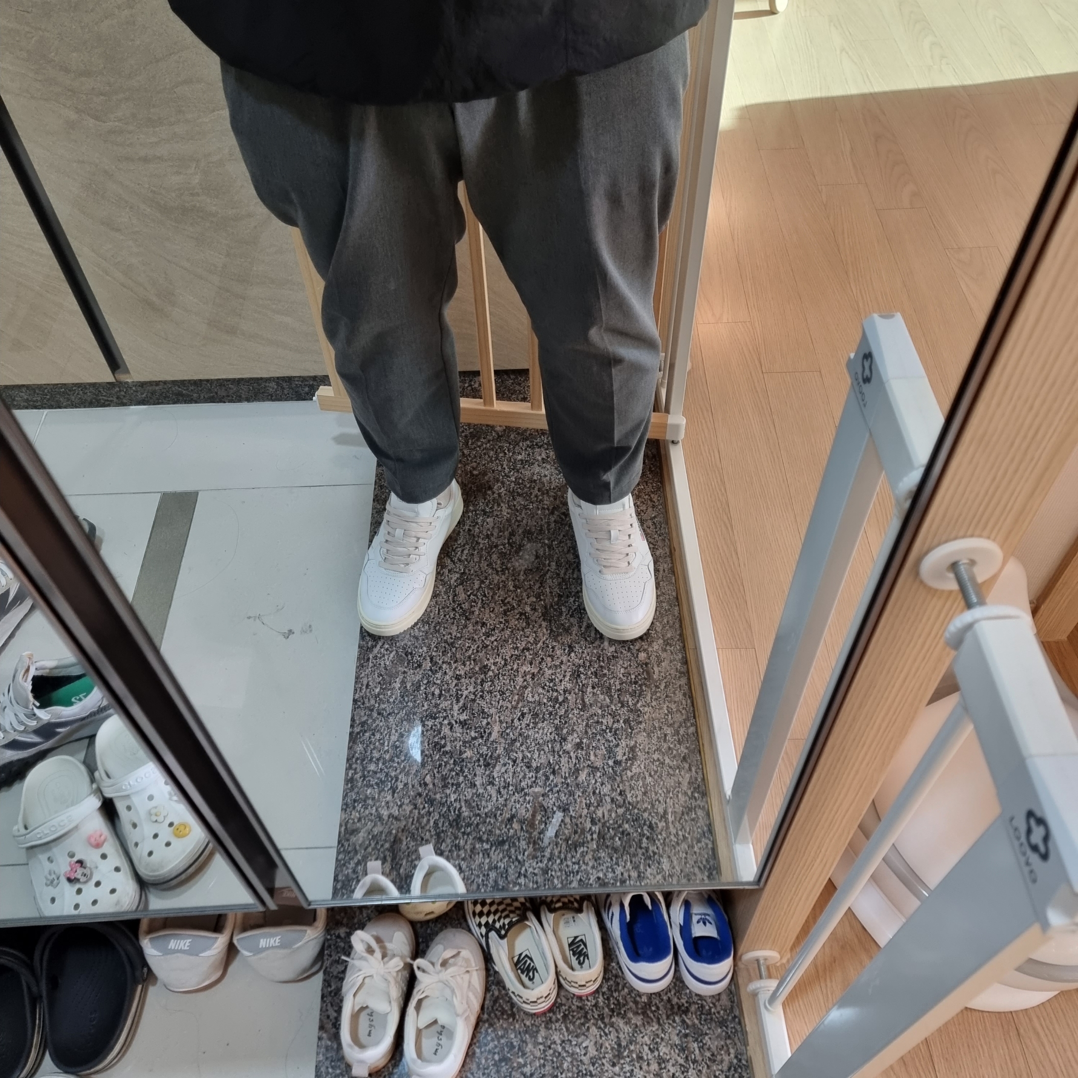 Autry Medalist Low Leather Sneakers White Black 착용 스타일 - 2