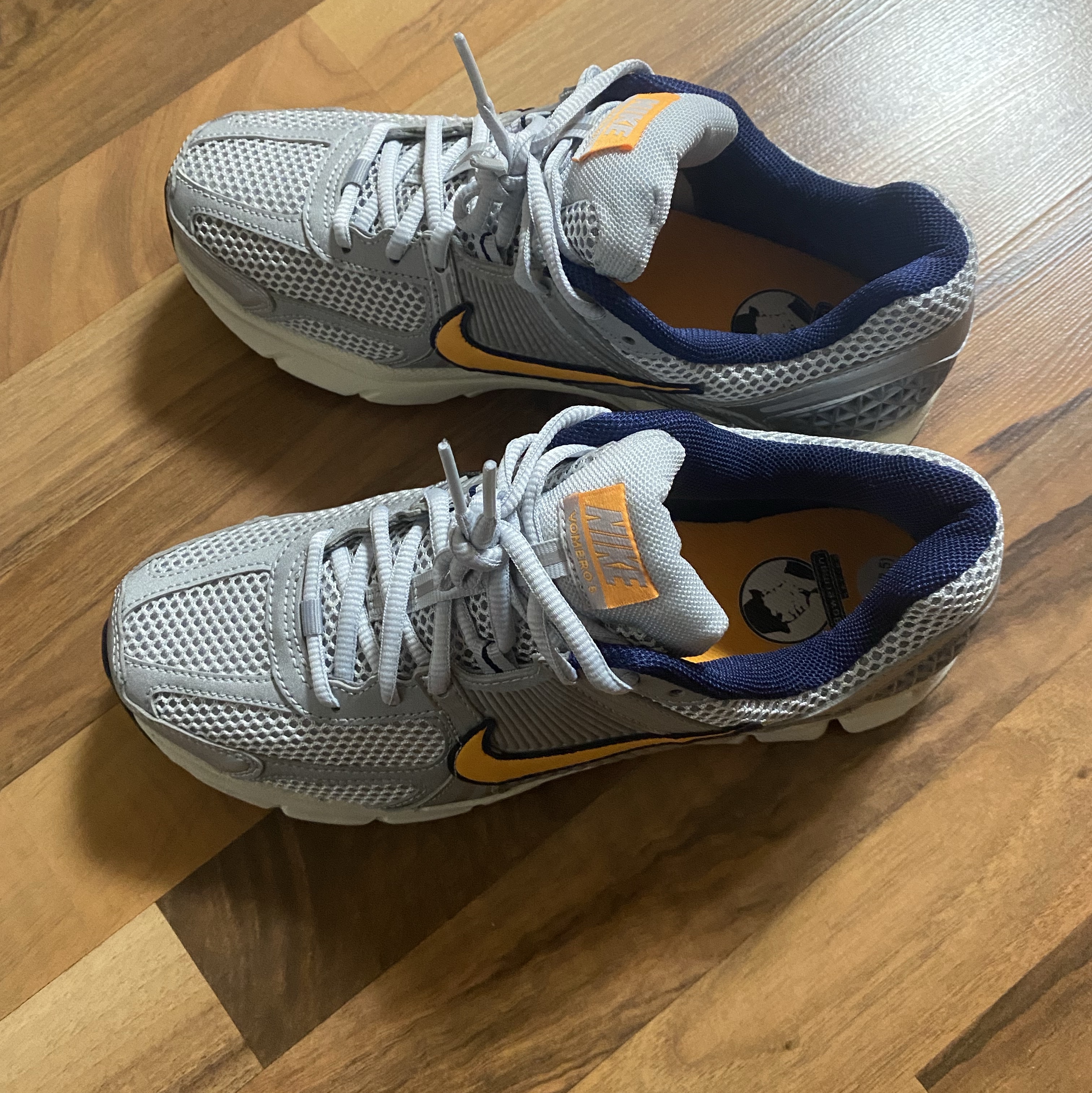 Nike Zoom Vomero 5 Pure Platinum and Laser Orange 착용 스타일