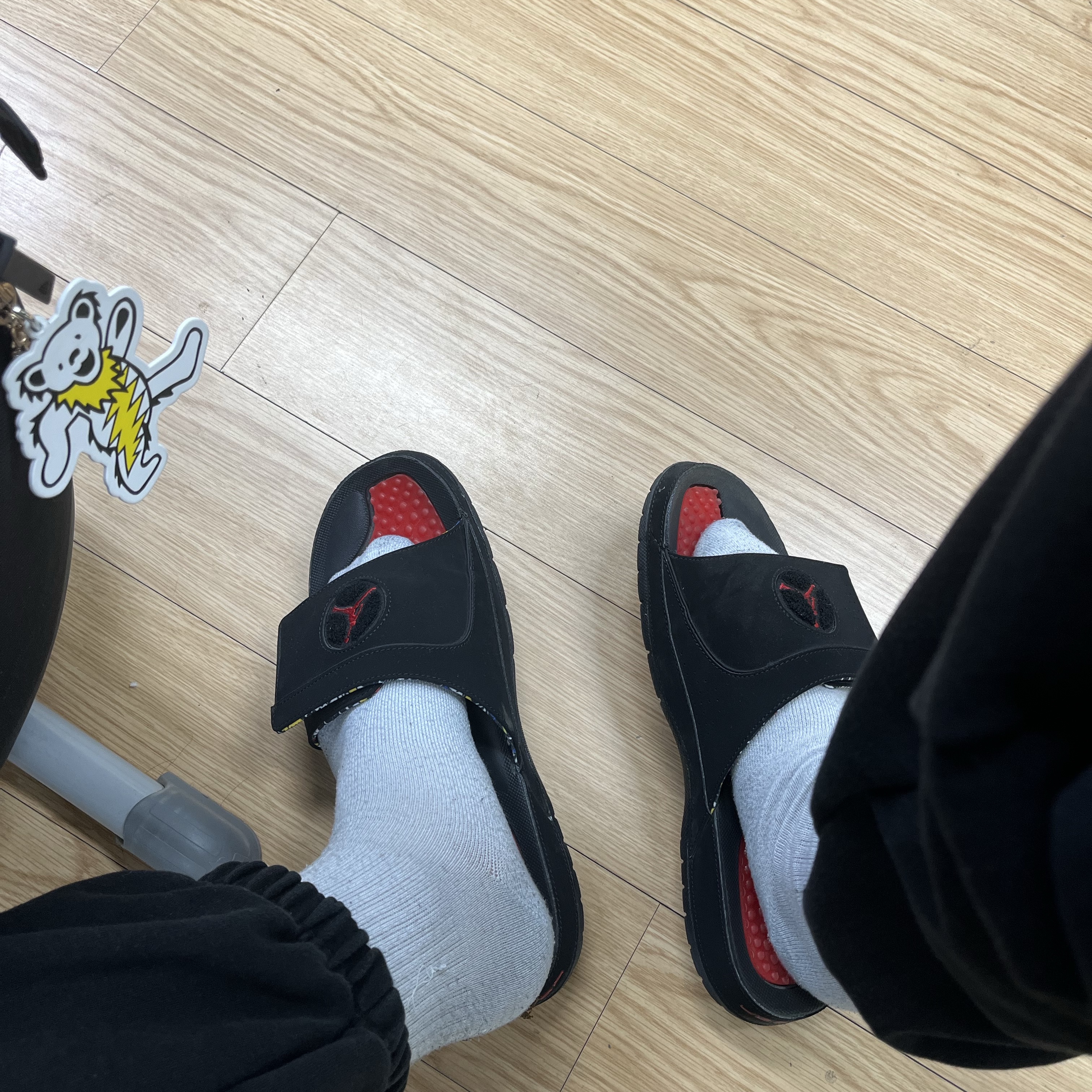 Jordan Hydro 8 Retro Slide Black University Red 착용 스타일