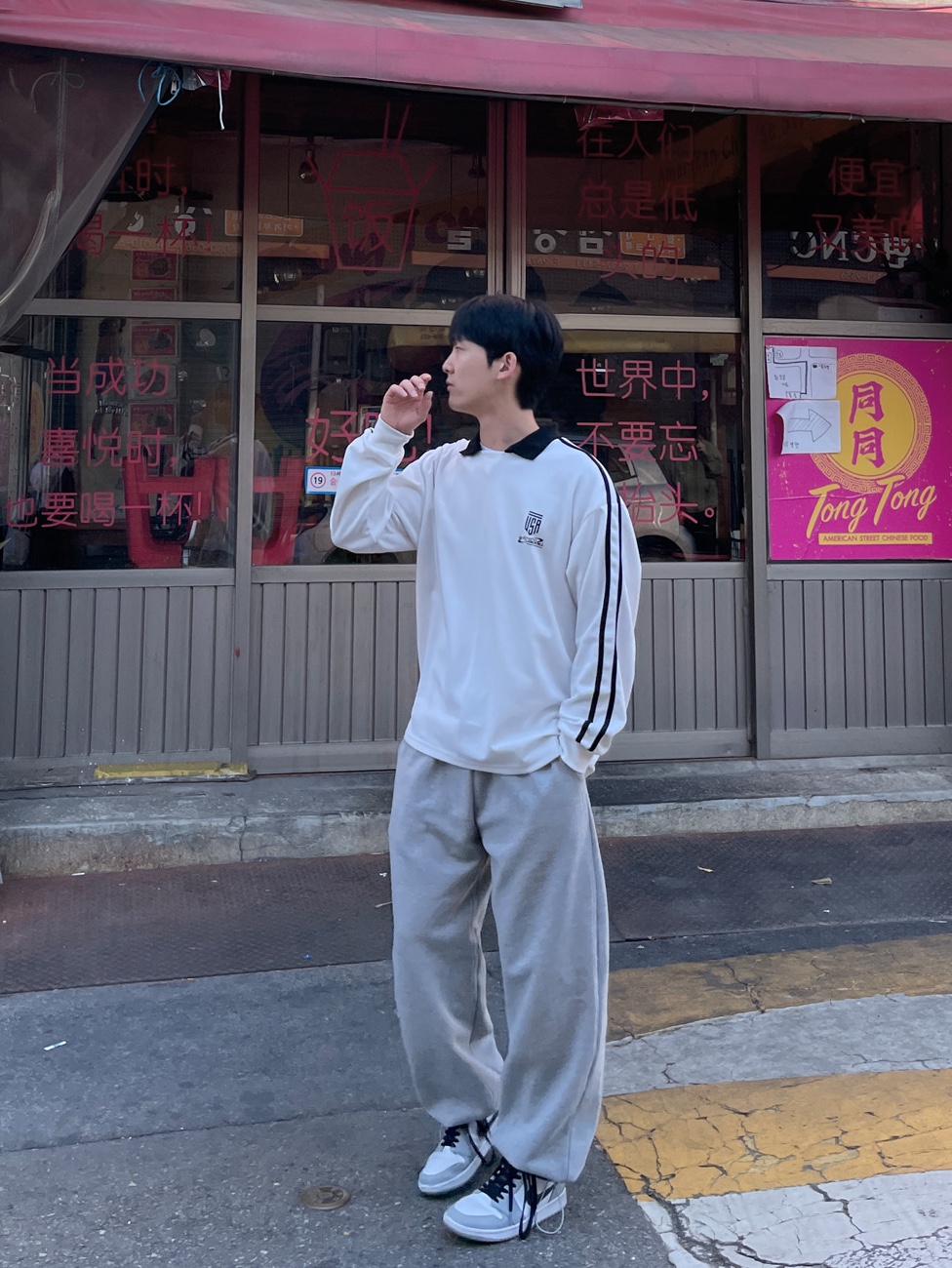 Jordan 1 Mid Light Smoke Grey Anthracite 착용 스타일 - 4