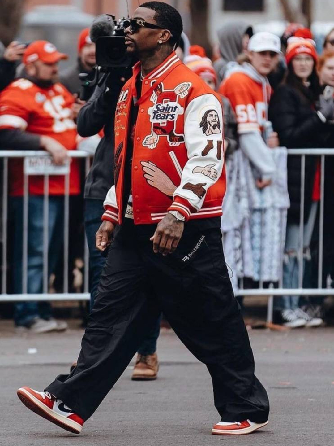 Vandy The Pink x XLarge Varsity Jacket, Louis Vuitton Leather Embroidered Varsity Jacket Black 착용 스타일 - 6