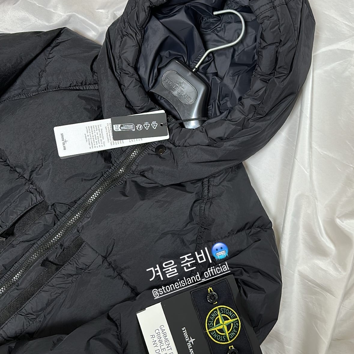 Stone Island 40723 Garment Dyed Crinkle Reps Recycled Nylon Hooded Down Jacket Black - 23FW 착용 스타일
