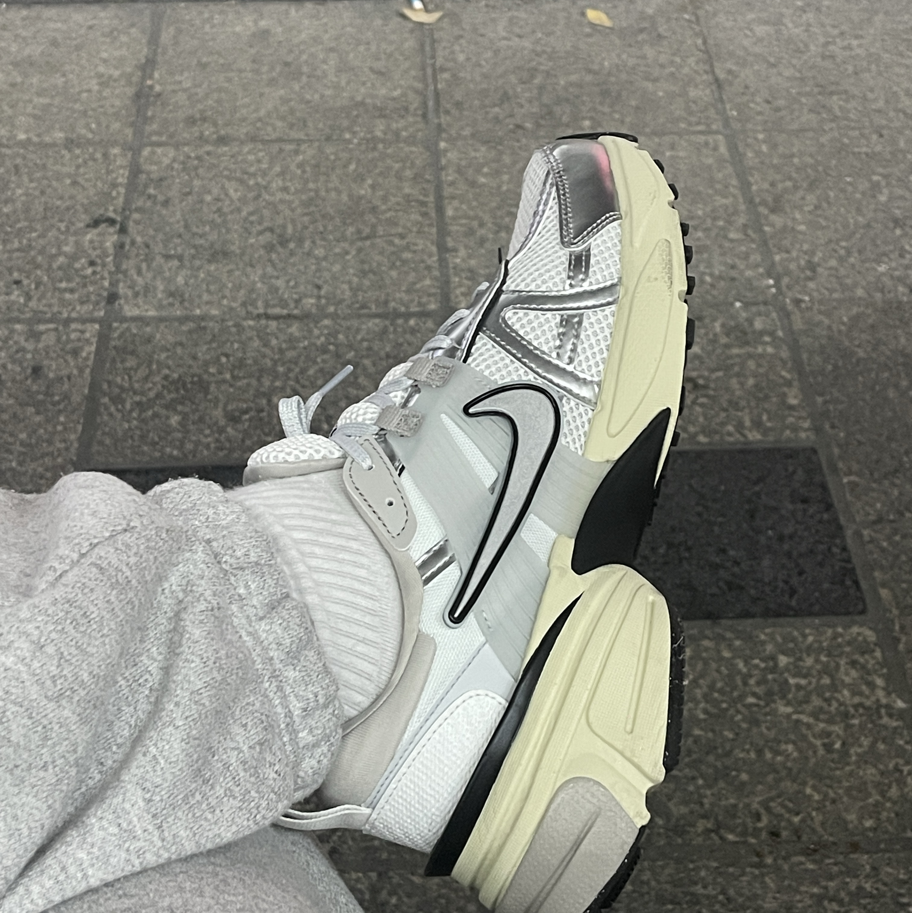Nike V2K Run Summit White Metallic Silver 착용 스타일 - 3