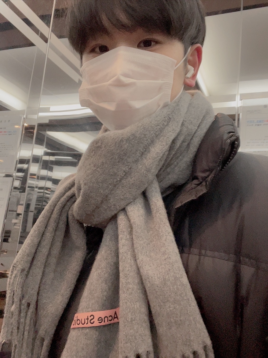 Acne Studios Narrow Wool Fringe Muffler Light Grey Melange 착용 스타일