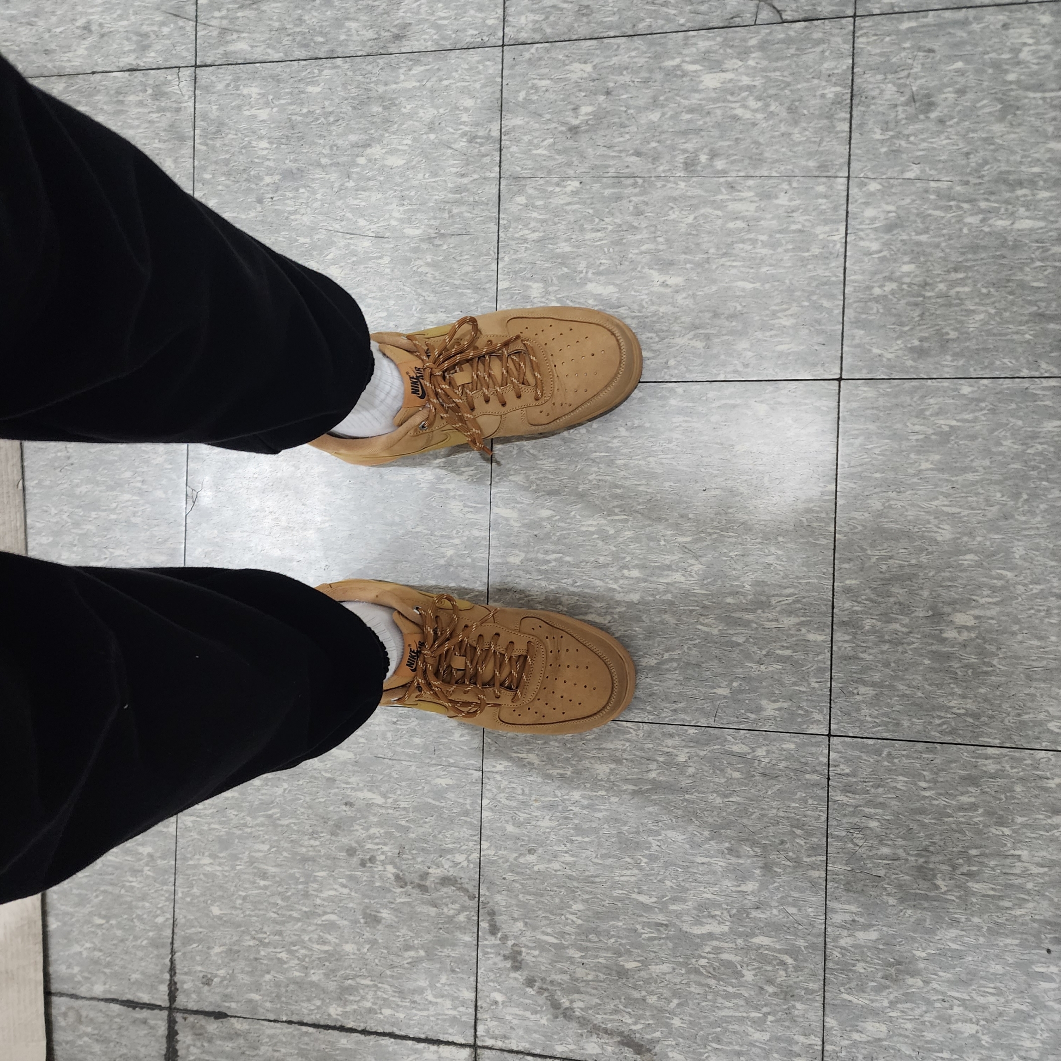 Nike Air Force 1 '07 WB Flax 착용 스타일