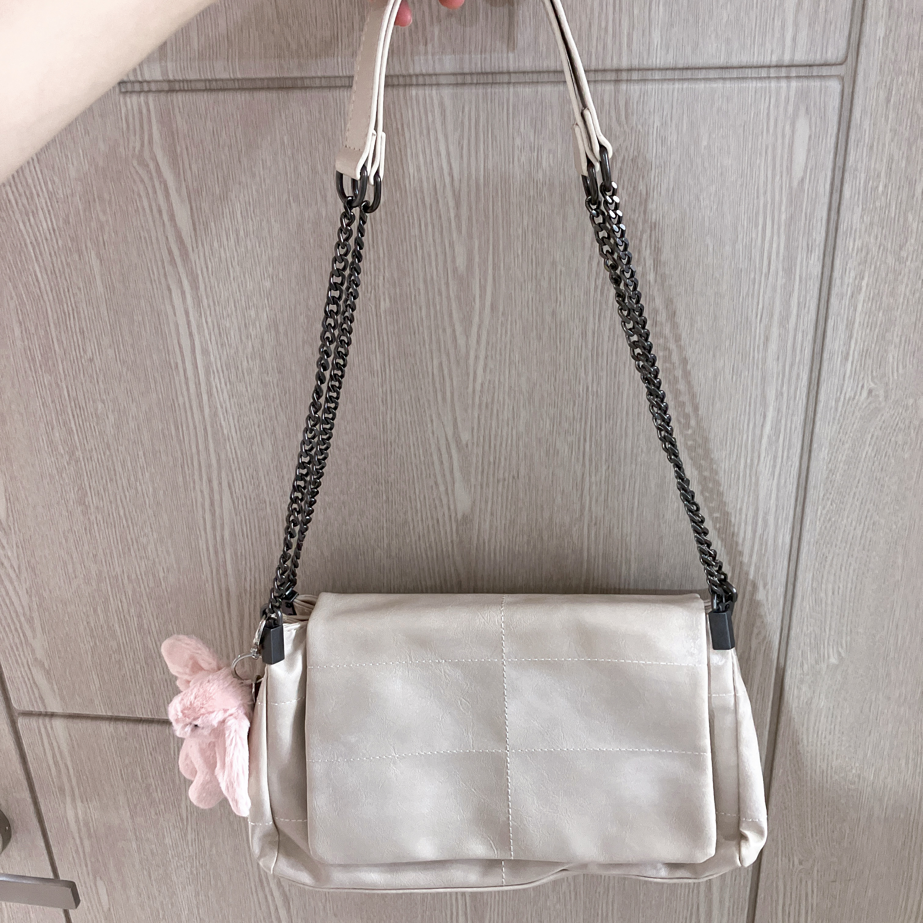 Jellycat Bashful Bunny Bag Charm Blush, Zara Rock Flap Shoulder Bag Ecru 착용 스타일 - 2