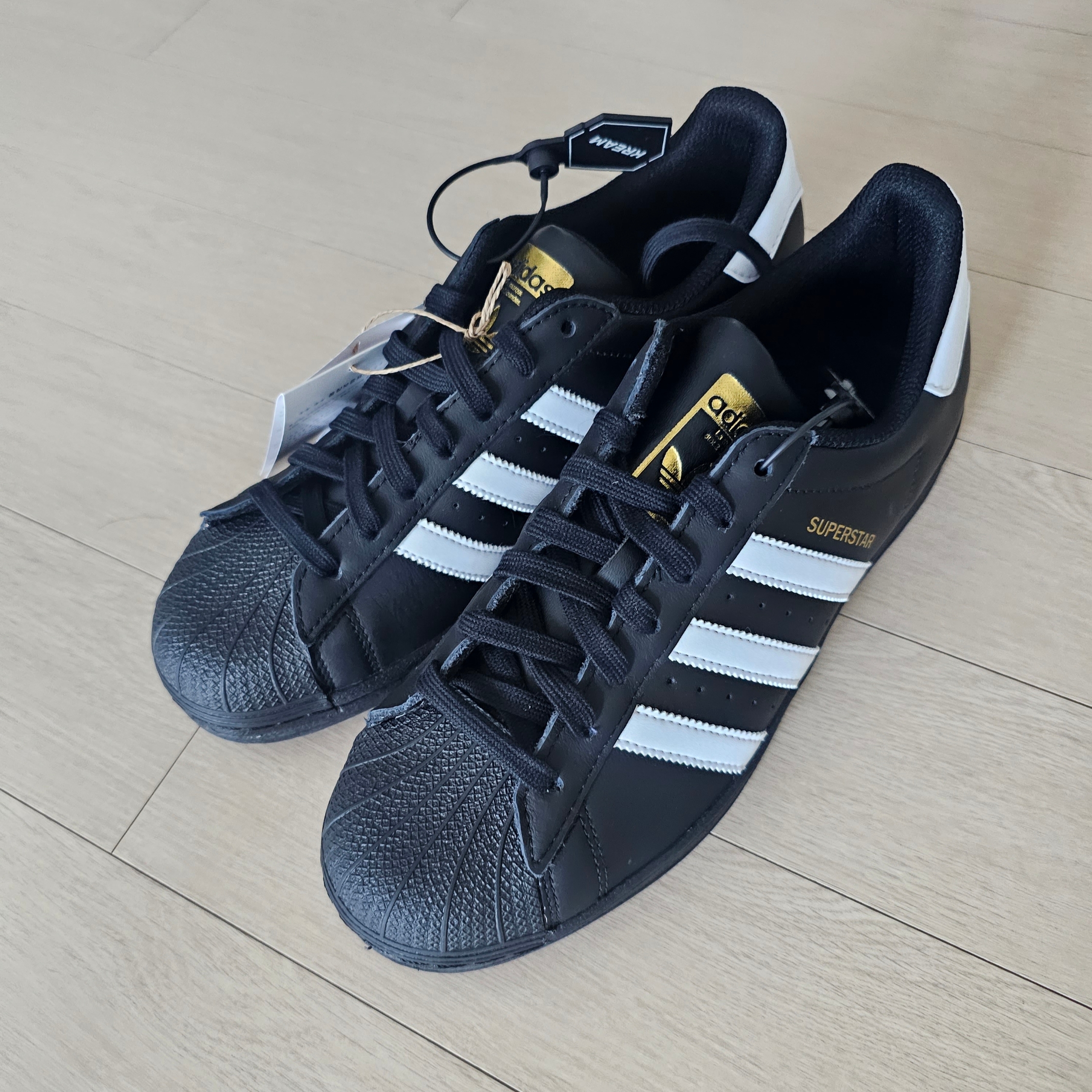 Adidas Superstar Core Black White 착용 스타일