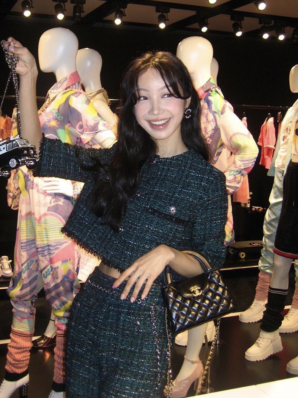 Chanel Mini Shopping Bag Shiny Aged Calfskin & Gold Black 착용 스타일
