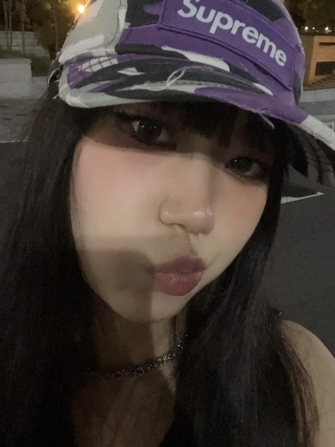 Jordan 1 x Travis Scott Retro Low OG SP Black Phantom, Supreme Layered Camo Camp Cap Purple - 23SS 착용 스타일 - 3