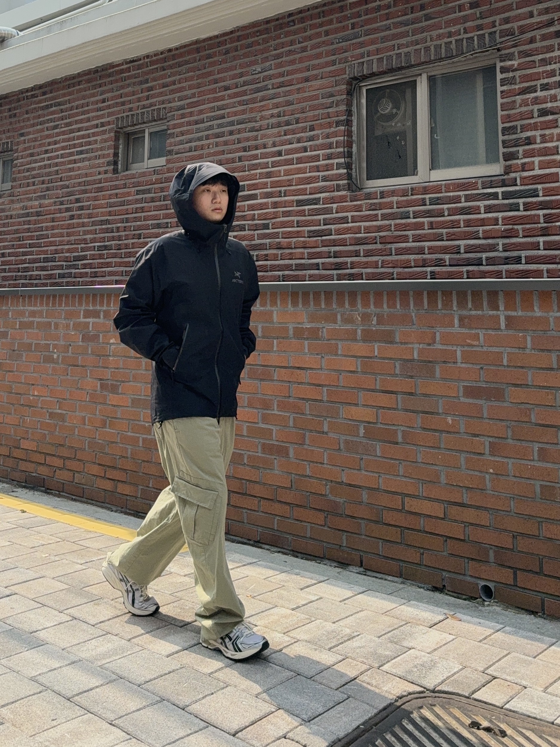 Arc'teryx Beta LT Jacket Black, Asics x JJJJound Gel-Kayano 14 Silver Black 착용 스타일