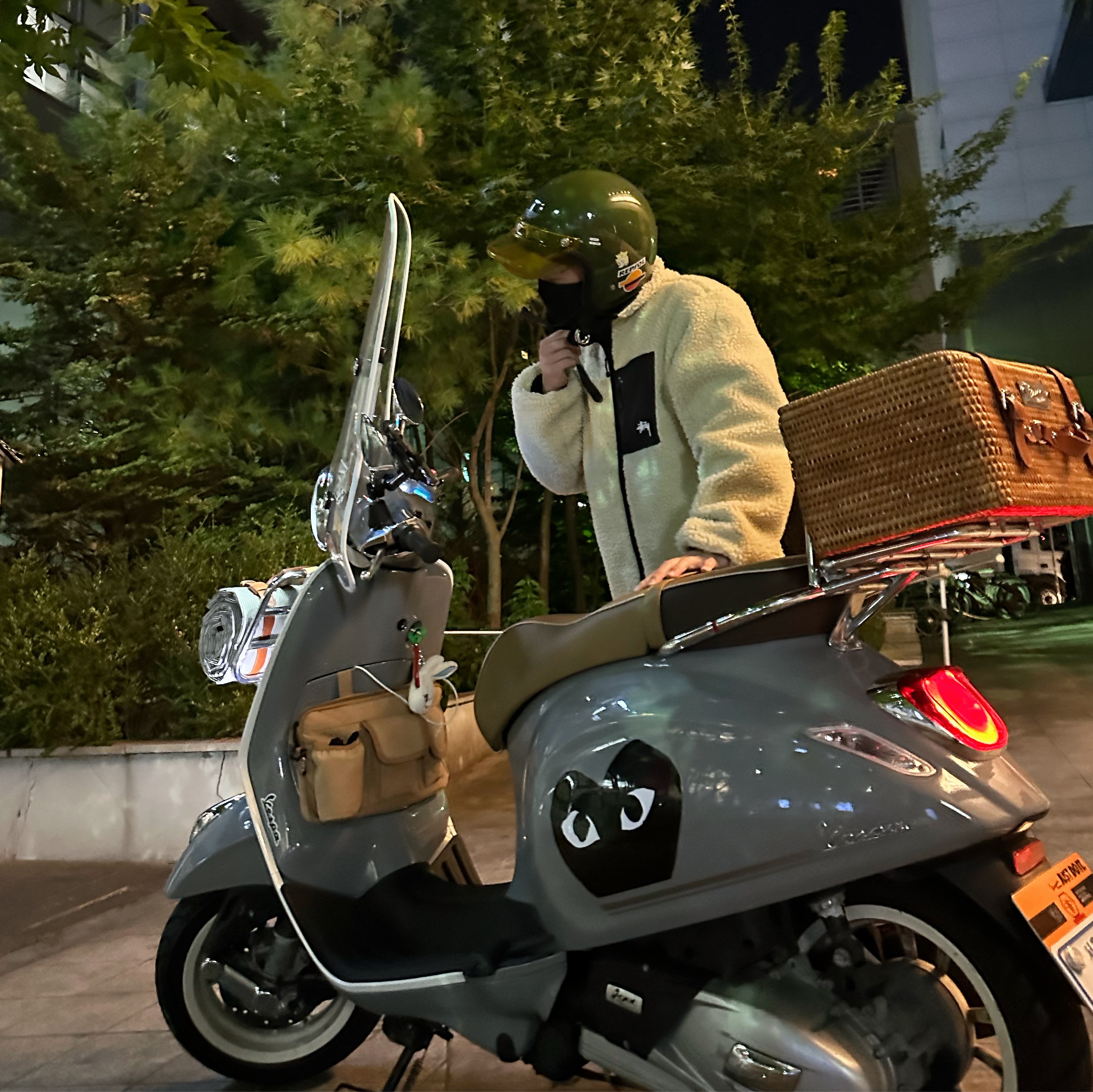 Stussy 8 Ball Sherpa Jacket Natural 착용 스타일