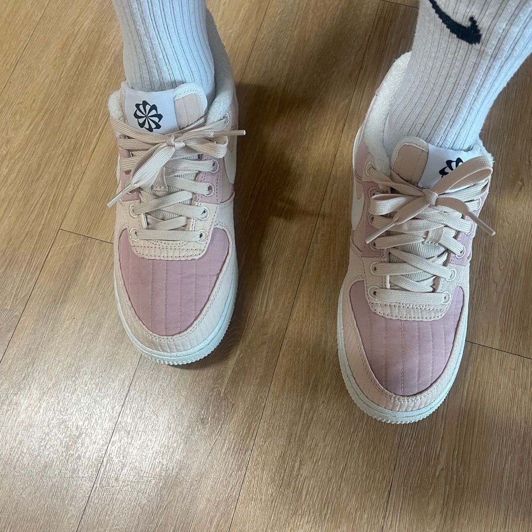 (W) Nike Air Force 1 '07 LXX Next Nature Pearl White Quilt, (W) The North Face White Label Puffy Fleece Jacket Pale Peach 착용 스타일 - 2