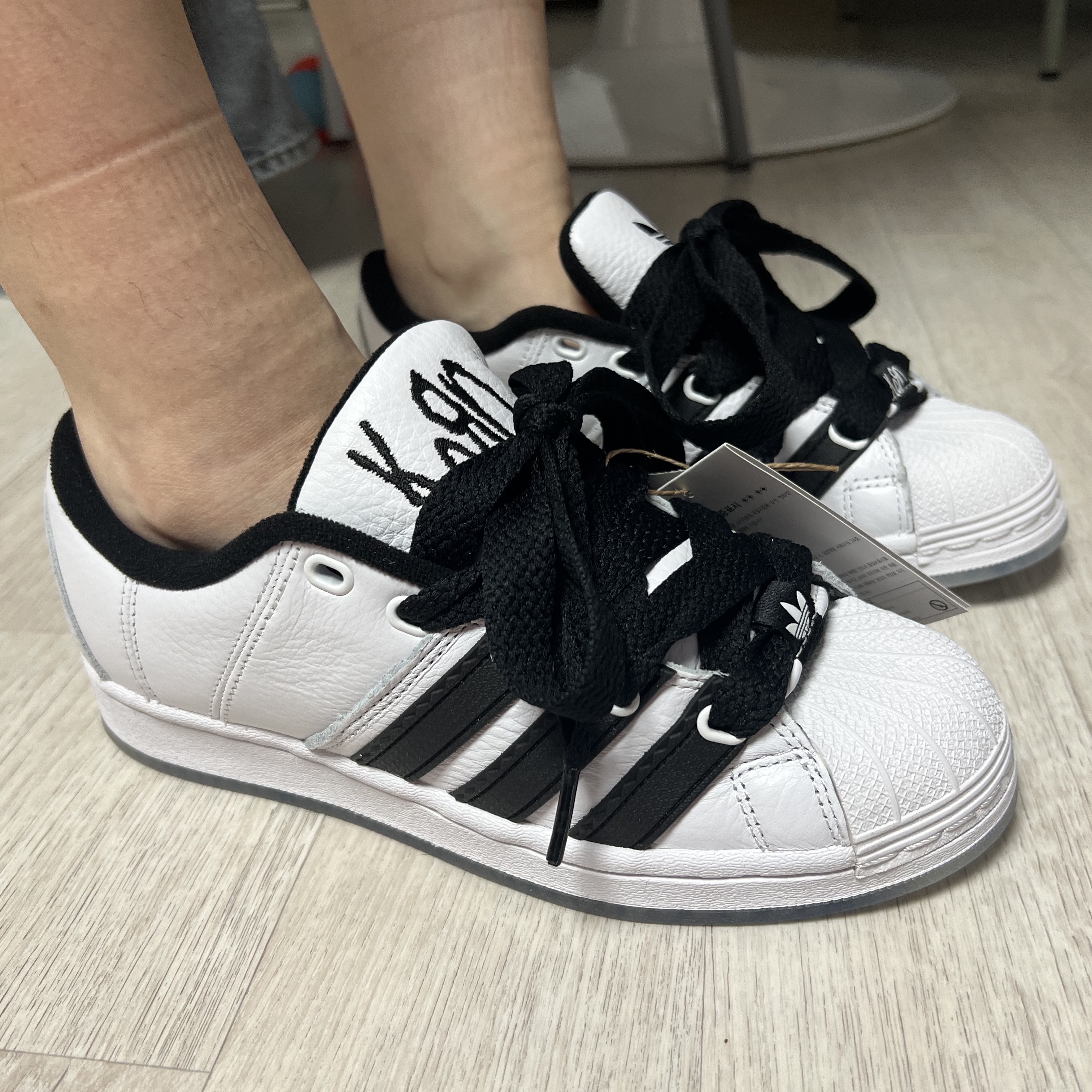Adidas x KoRn Superstar Supermodified Cloud White Core Black 착용 스타일 - 1