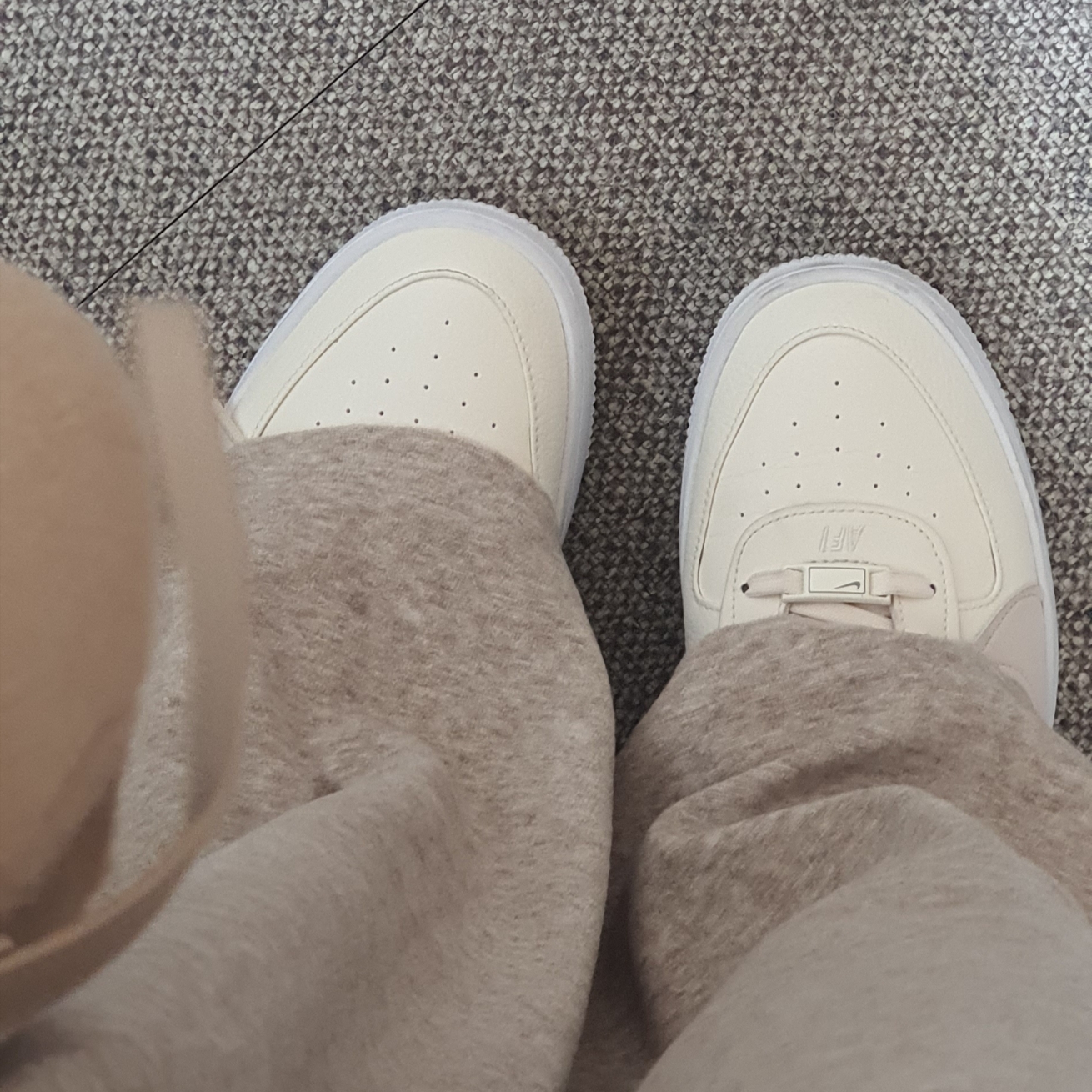 (W) Nike Air Force 1 PLT.AF.ORM Pale Ivory Summit White 착용 스타일