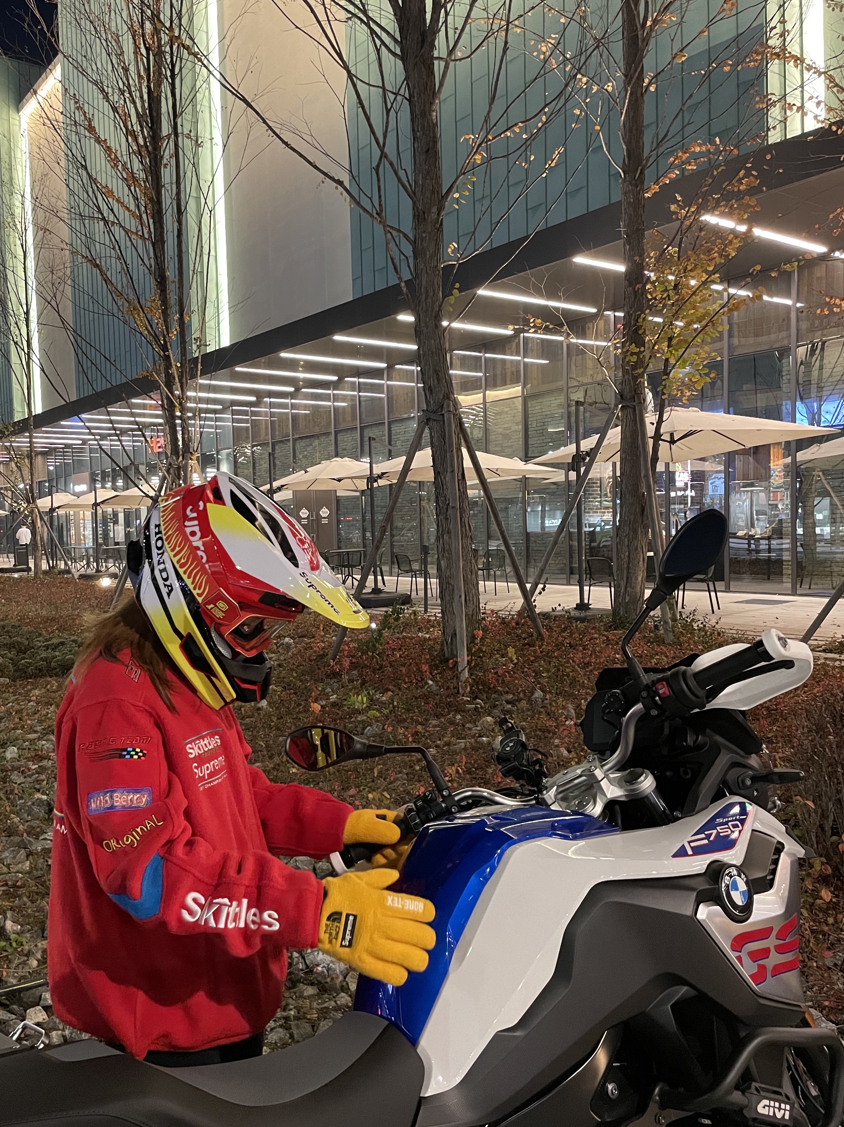 Supreme x Honda x Fox Racing V1 Helmet Red - 19FW, Supreme x Skittles Polartec Jacket Red - 21FW 착용 스타일 - 2