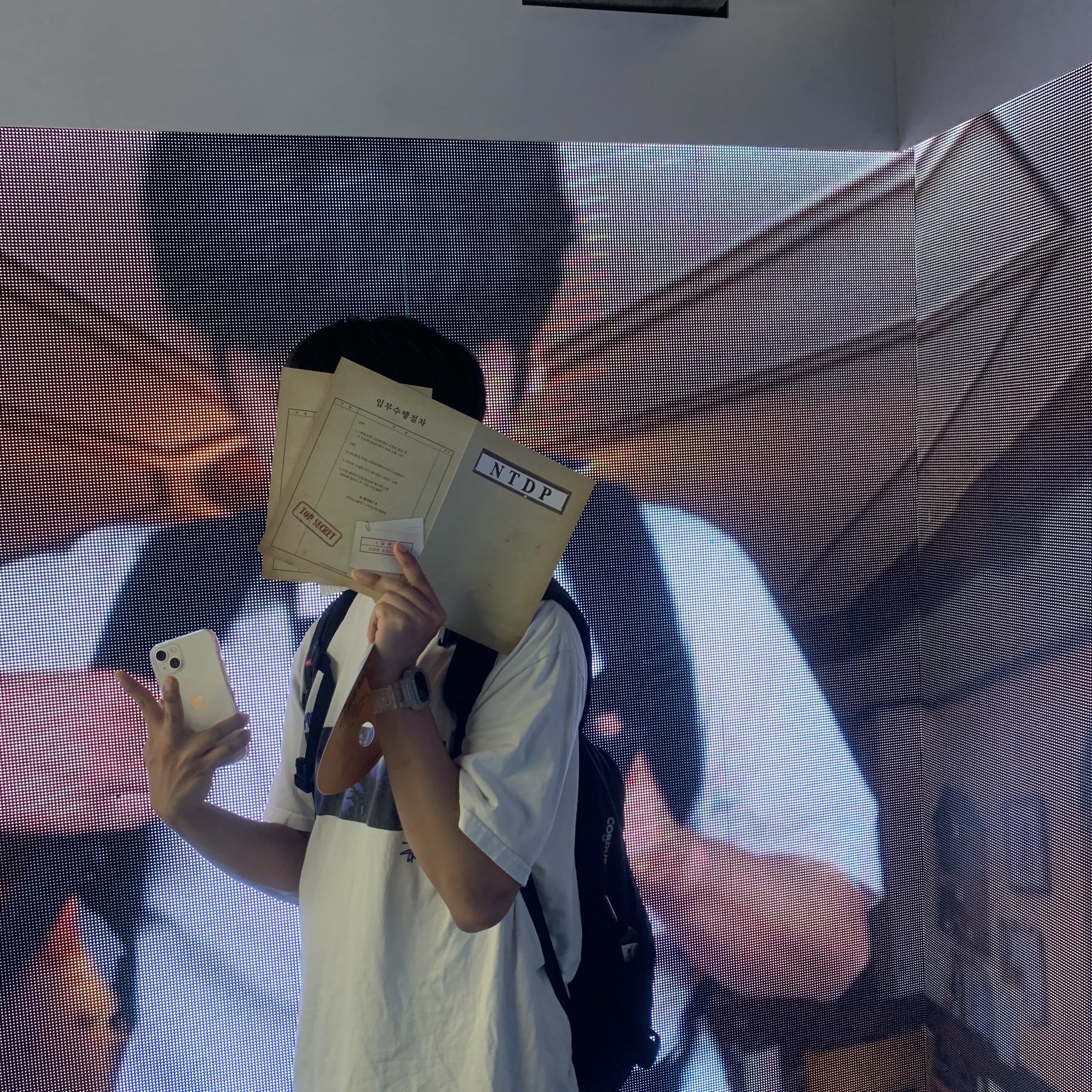 Stussy Dummy T-Shirt White, Supreme Backpack Black - 22SS 착용 스타일 - 2